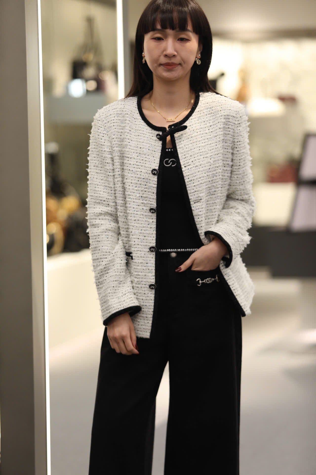  Áo tweed trắng dài viền đen 2 túi - đính nơ cổ 