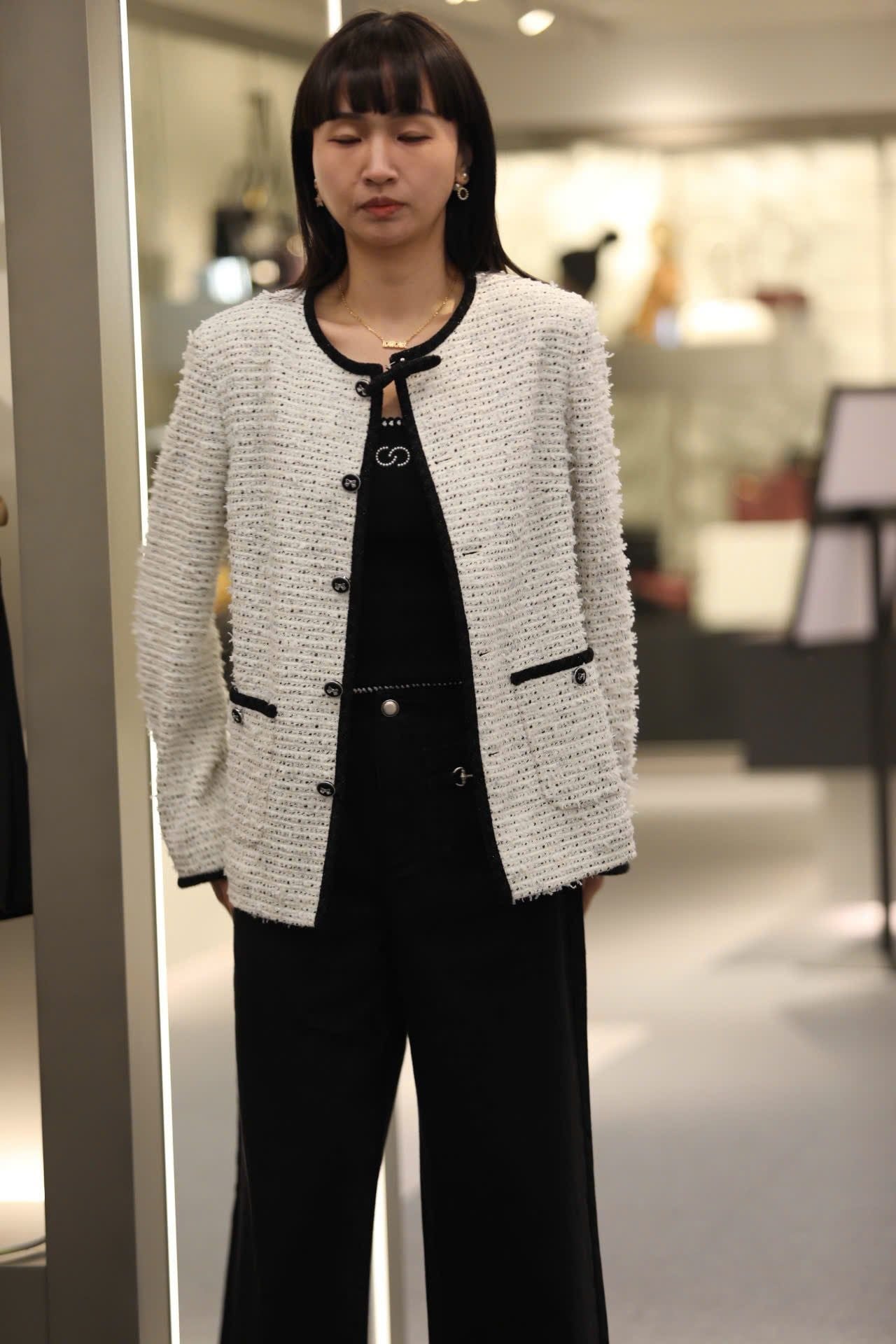  Áo tweed trắng dài viền đen 2 túi - đính nơ cổ 