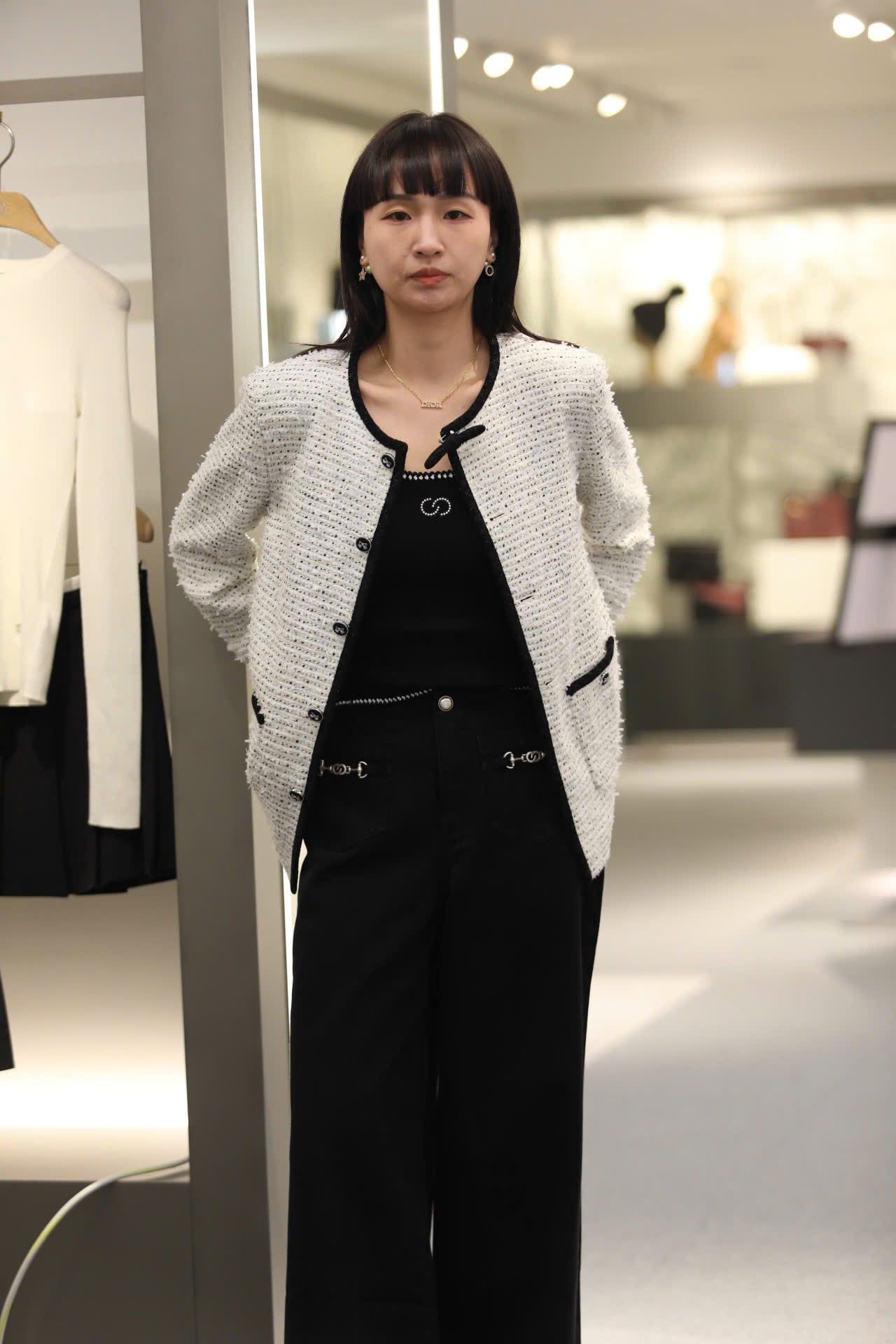  Áo tweed trắng dài viền đen 2 túi - đính nơ cổ 