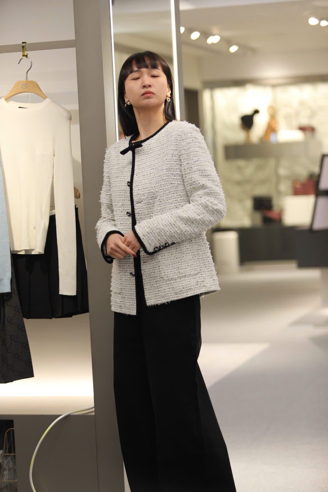  Áo tweed trắng dài viền đen 2 túi - đính nơ cổ 