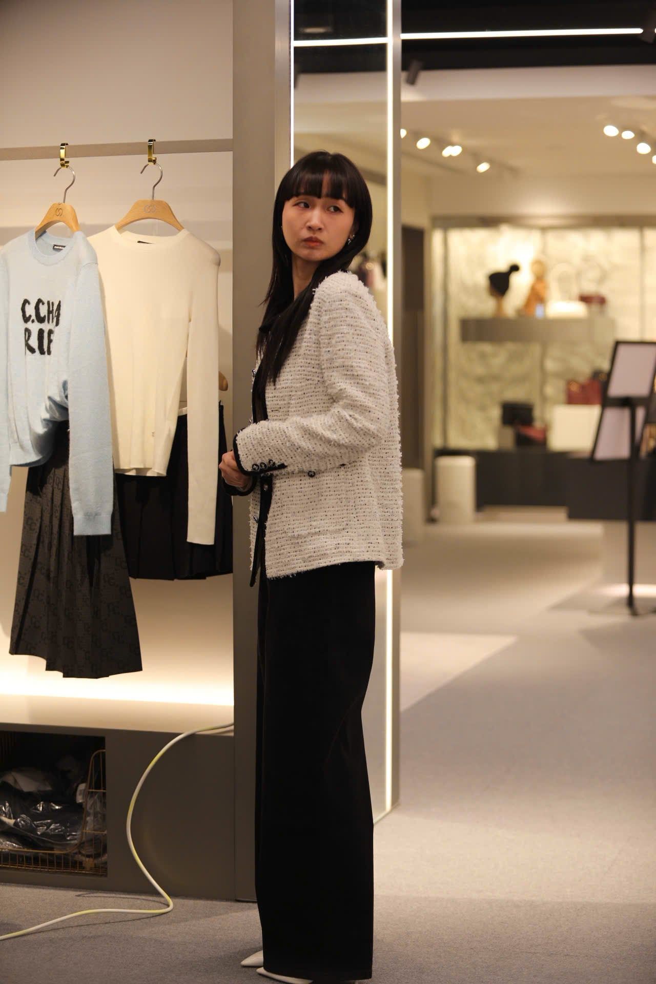  Áo tweed trắng dài viền đen 2 túi - đính nơ cổ 