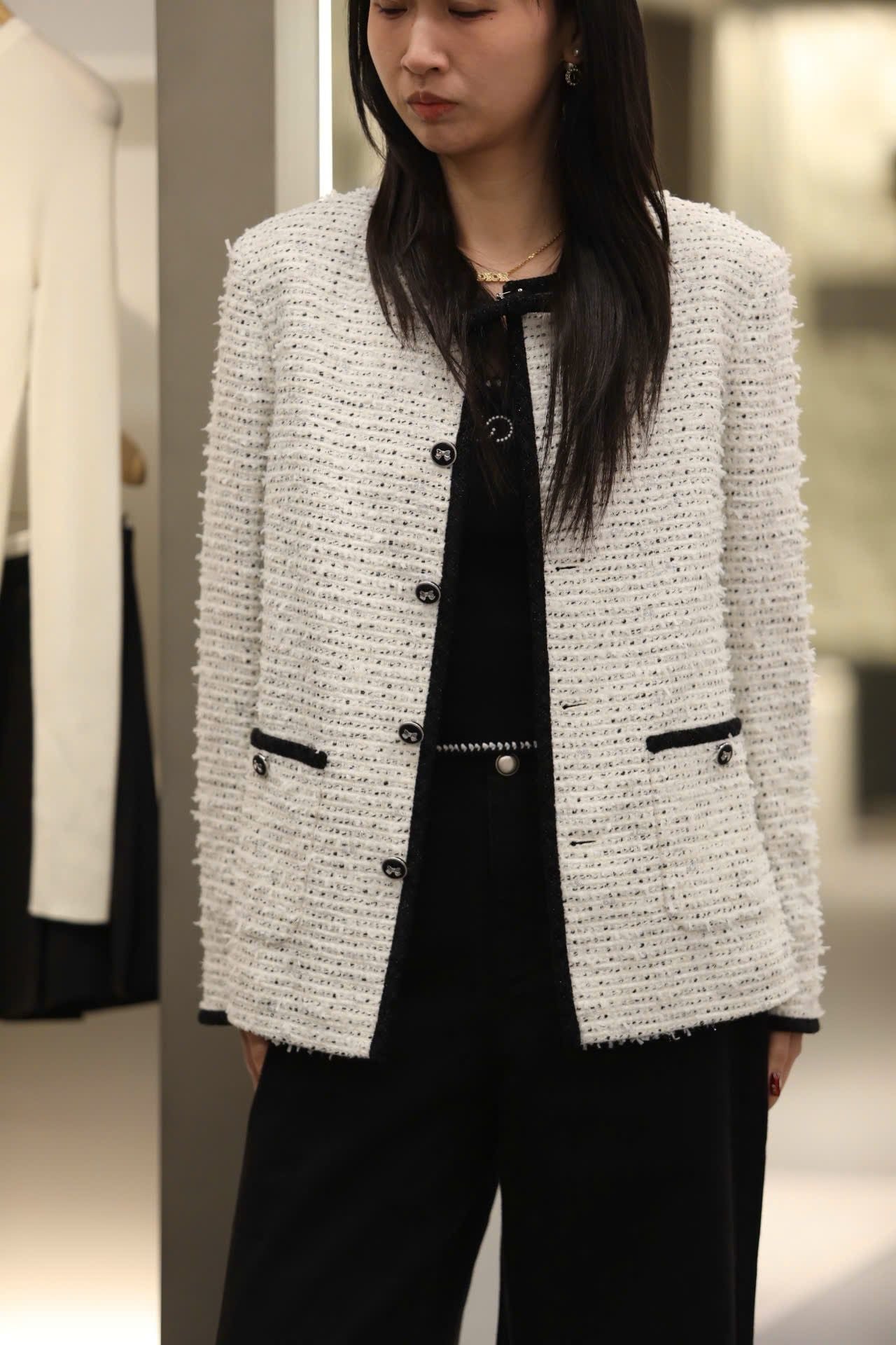  Áo tweed trắng dài viền đen 2 túi - đính nơ cổ 