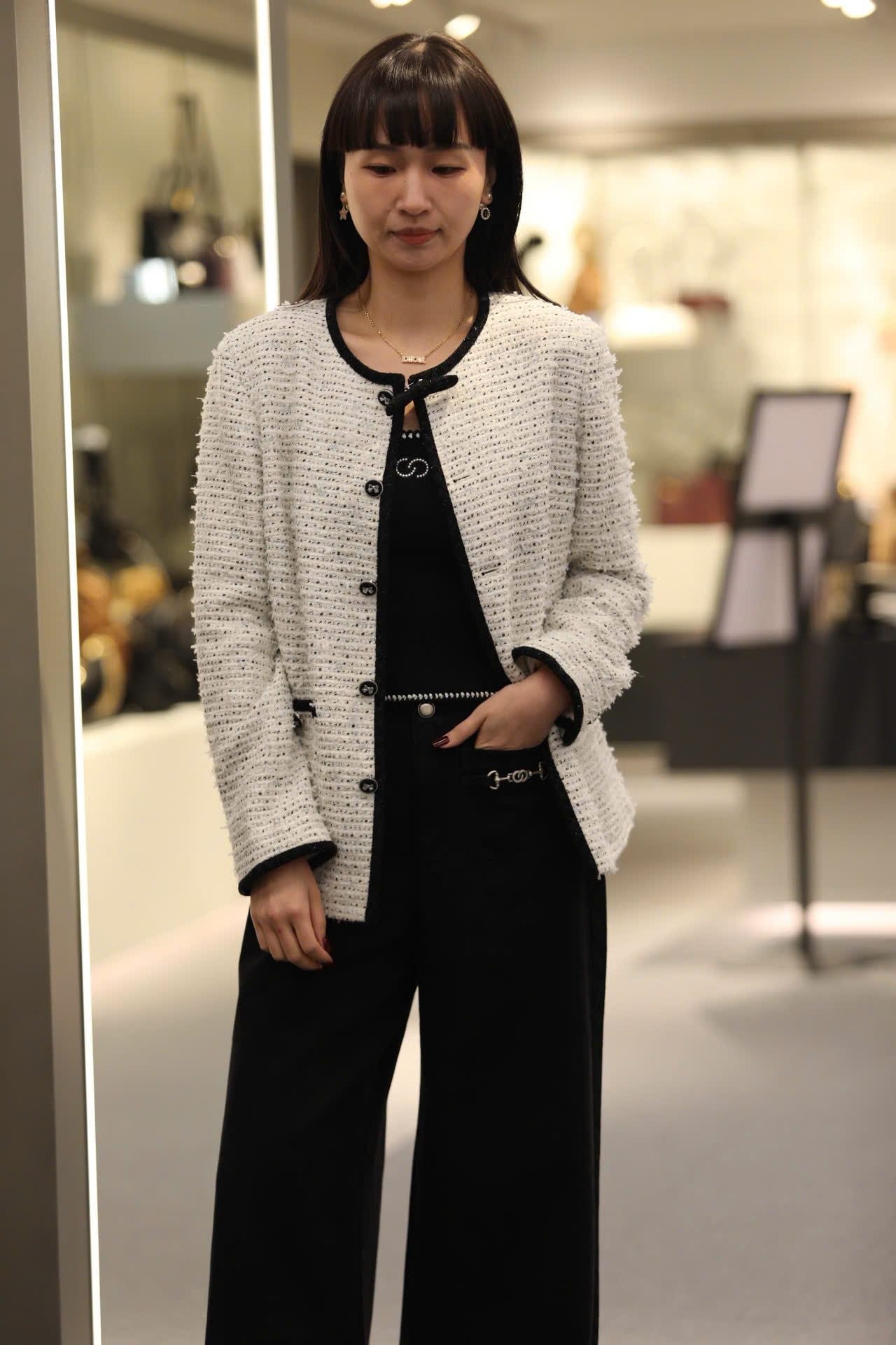  Áo tweed trắng dài viền đen 2 túi - đính nơ cổ 