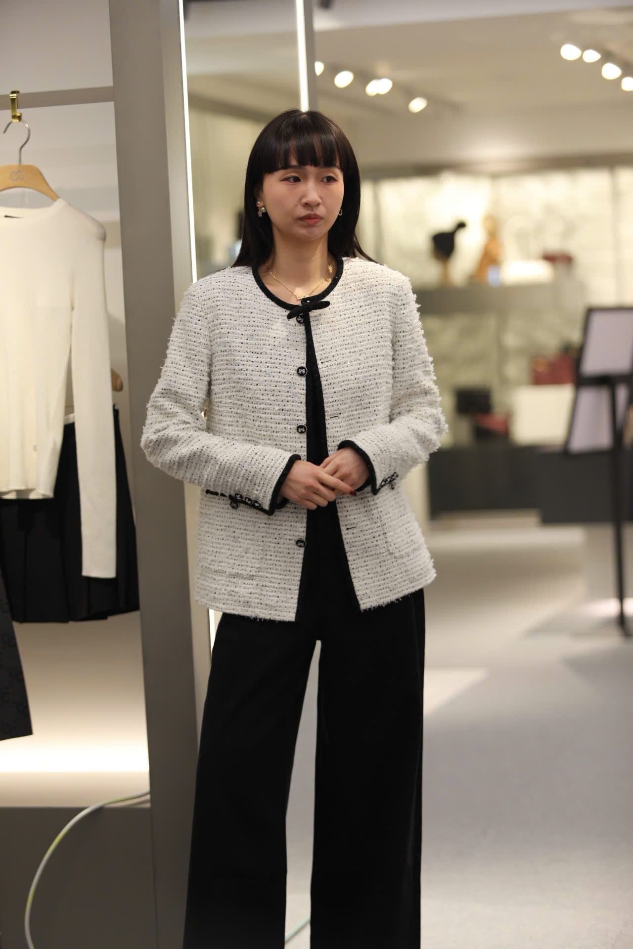  Áo tweed trắng dài viền đen 2 túi - đính nơ cổ 