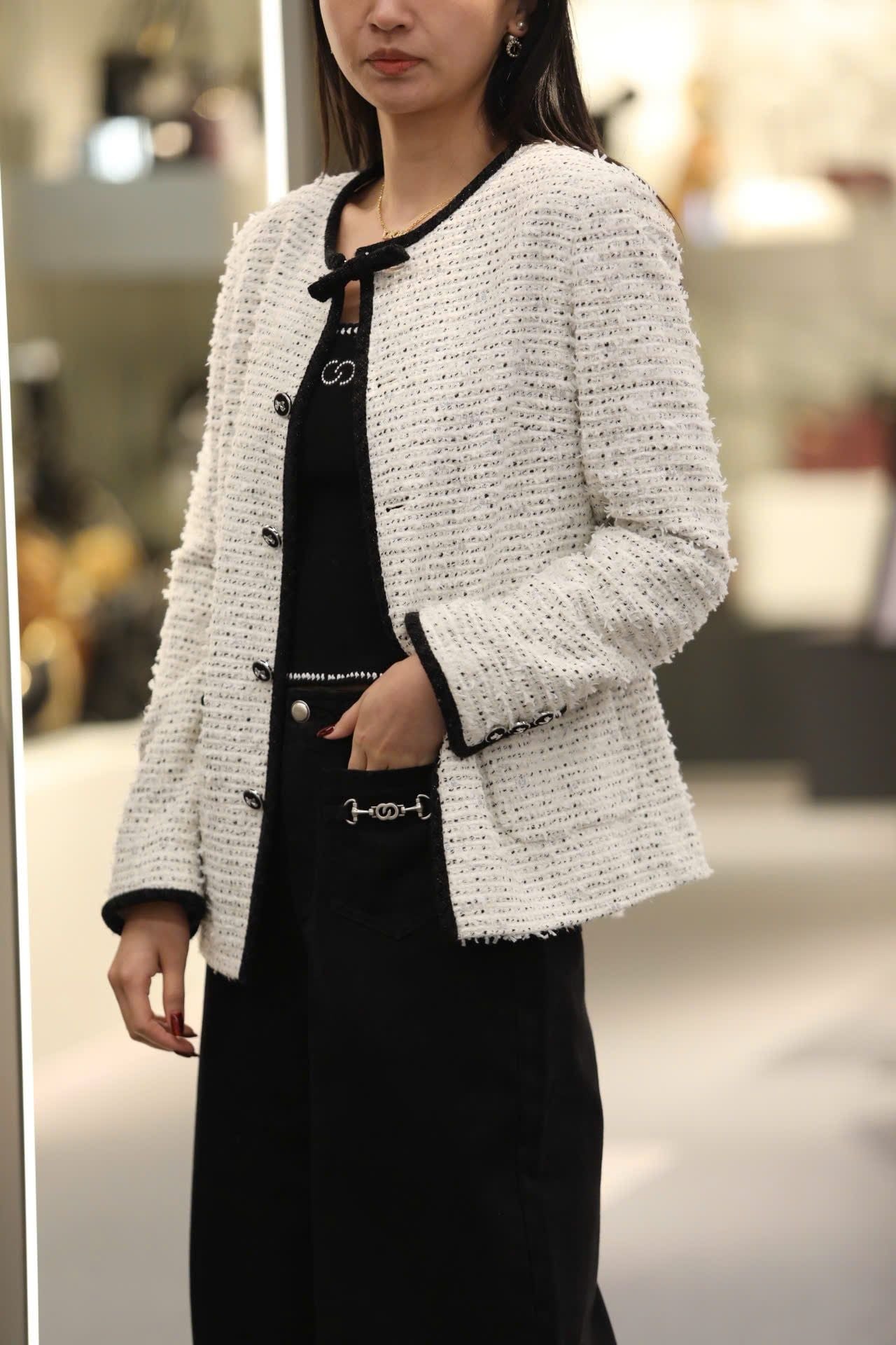  Áo tweed trắng dài viền đen 2 túi - đính nơ cổ 