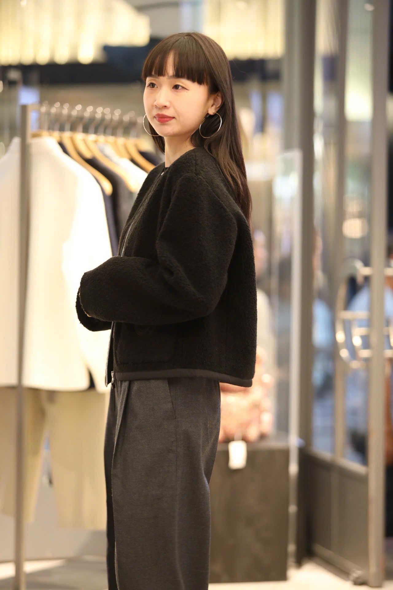  Áo khoác bông đen khóa zip viền da 