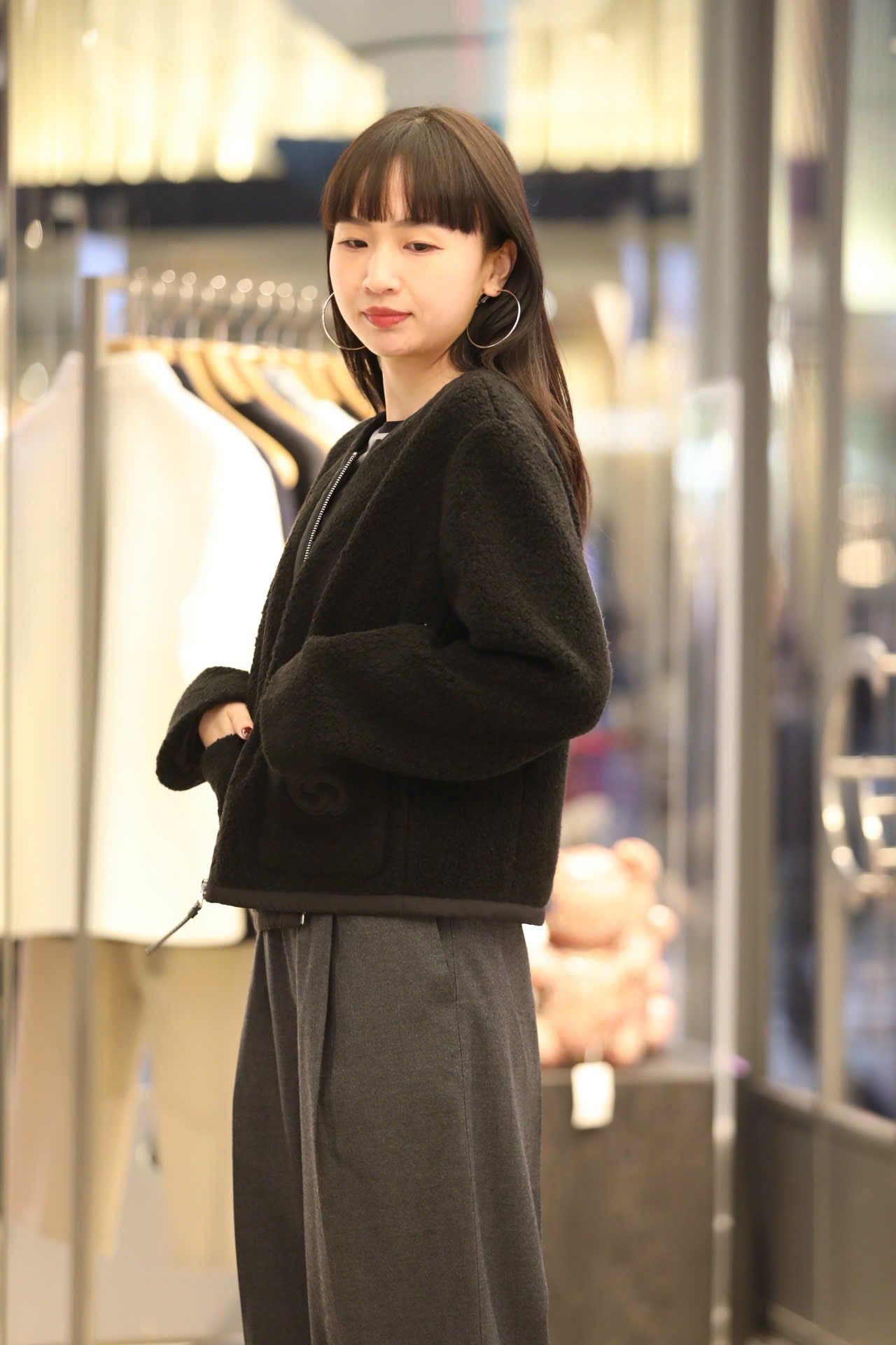  Áo khoác bông đen khóa zip viền da 