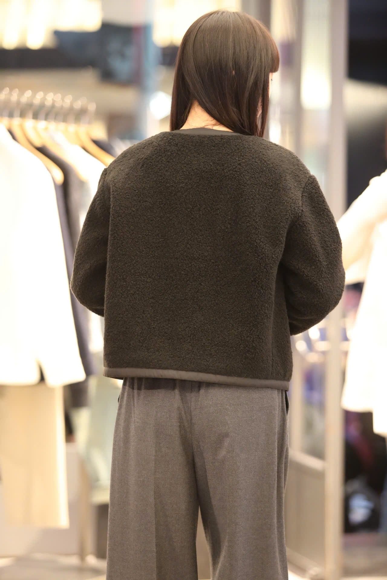  Áo khoác bông đen khóa zip viền da 