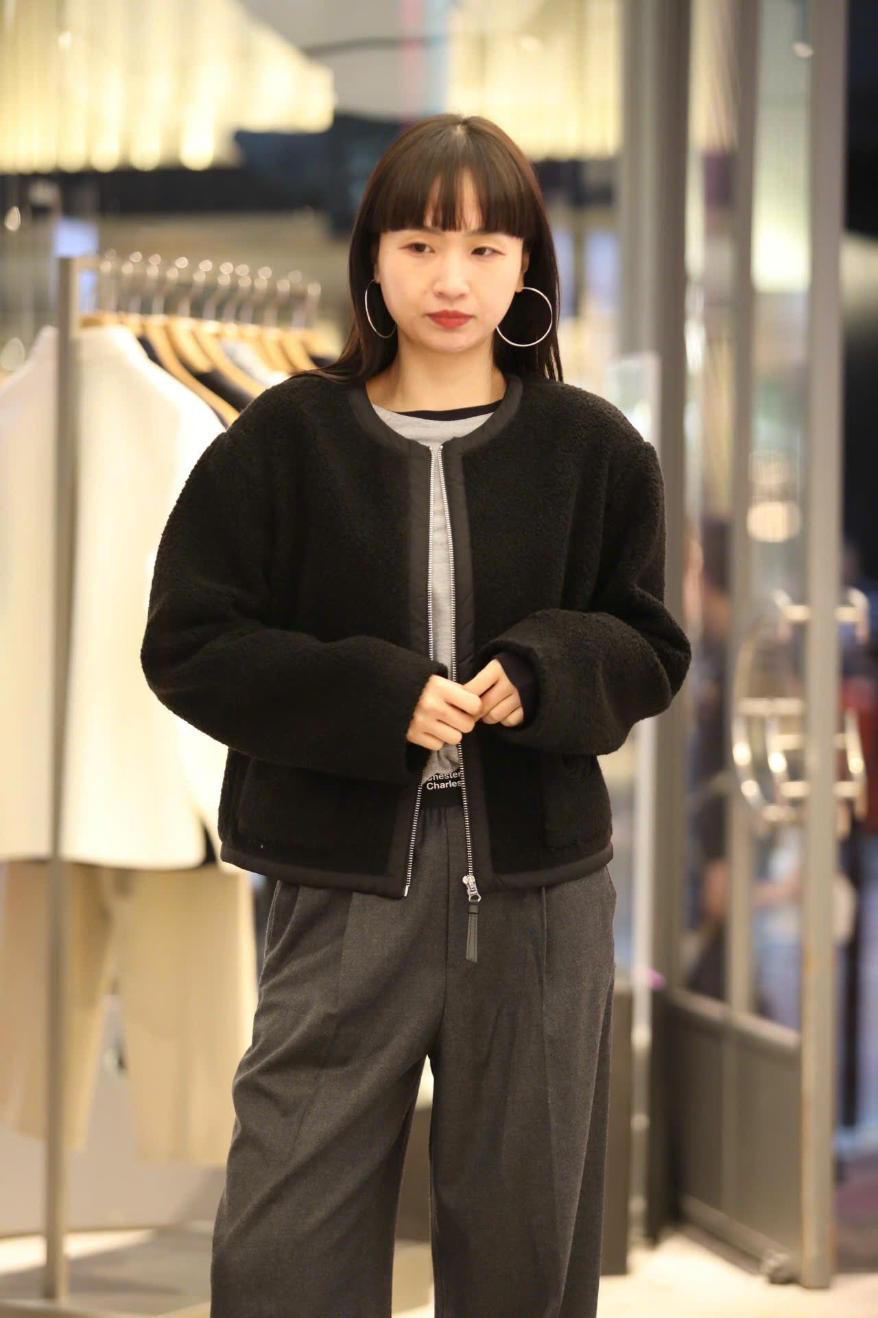  Áo khoác bông đen khóa zip viền da 