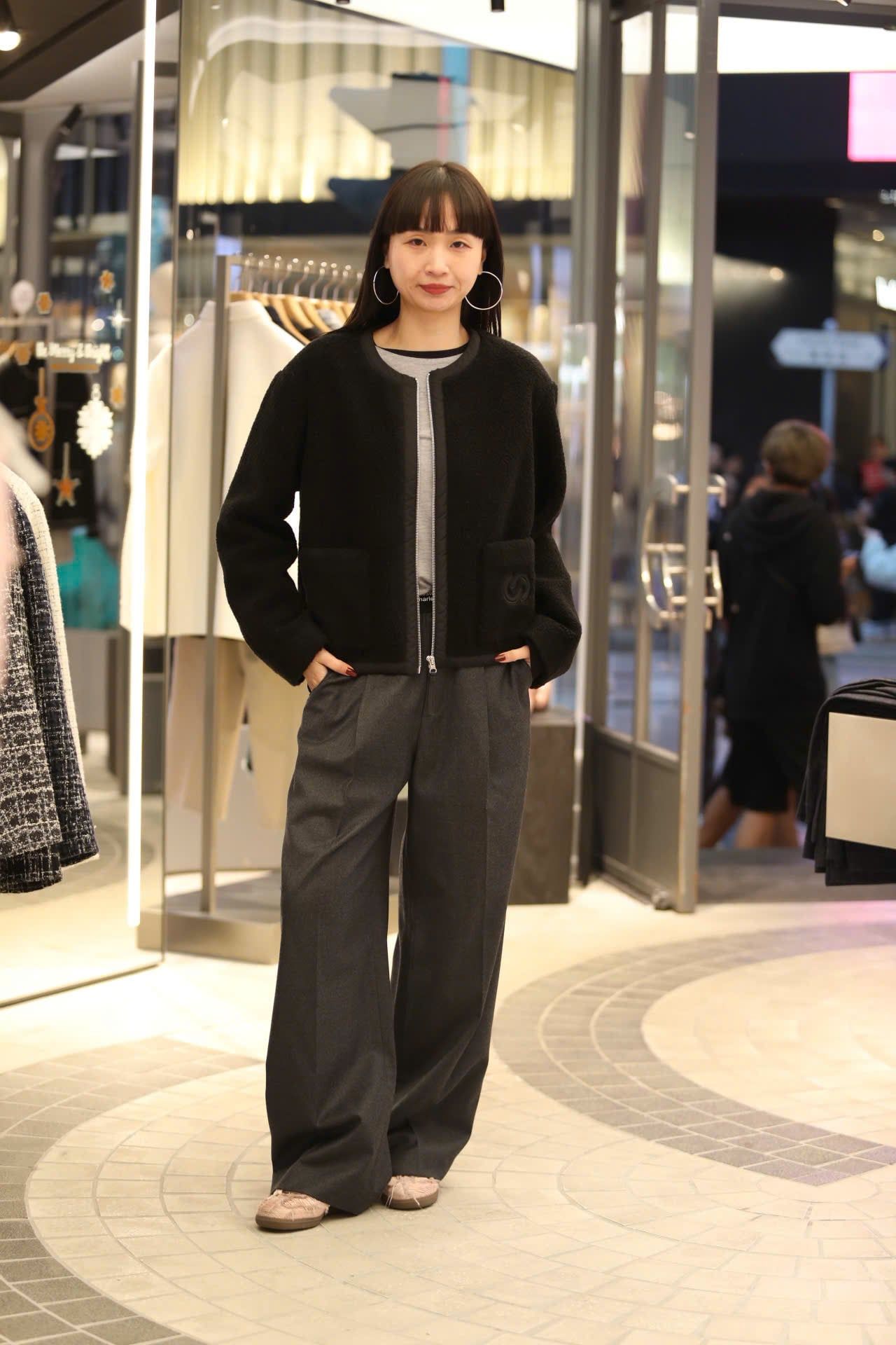  Áo khoác bông đen khóa zip viền da 