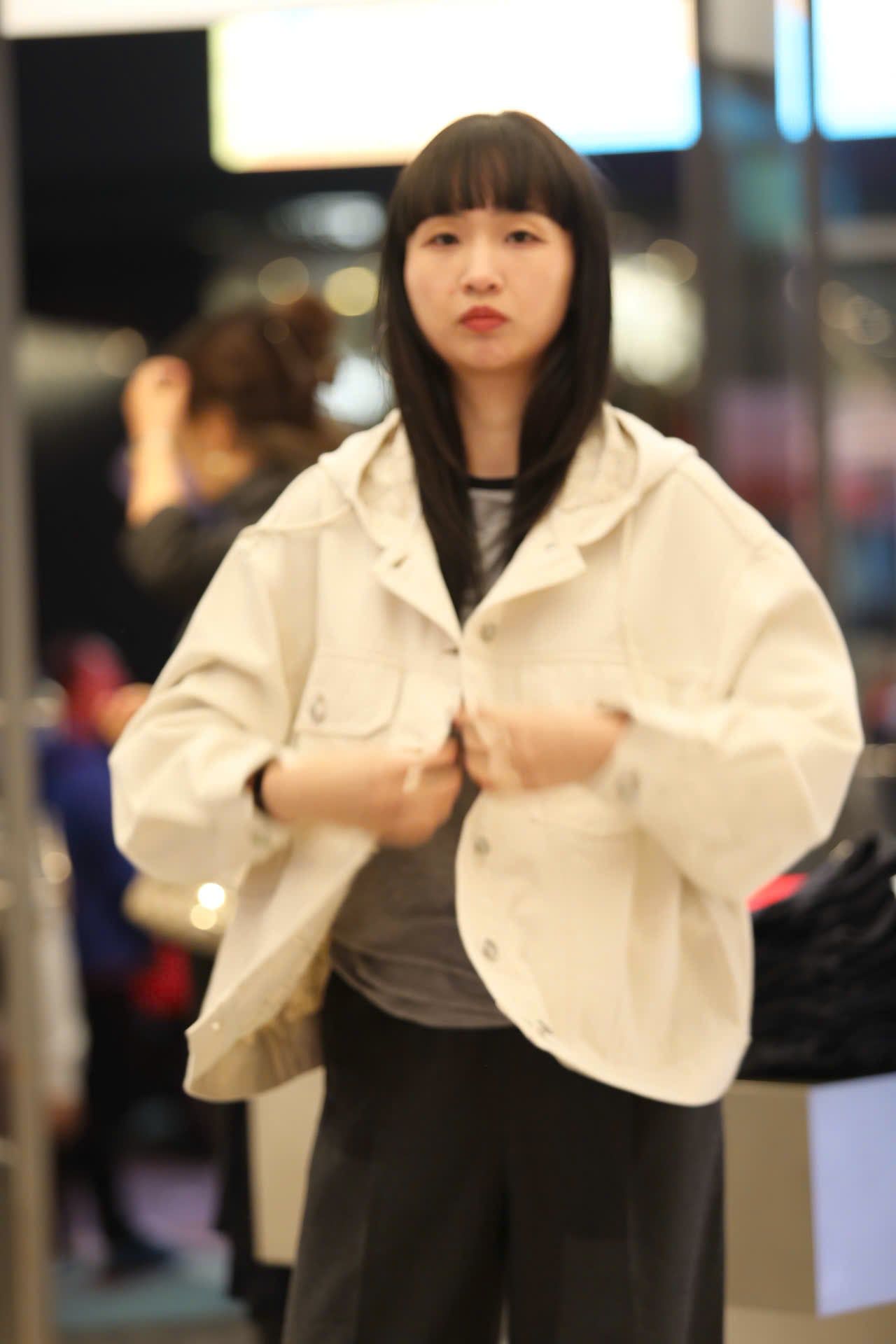  5.Áo Khoác Jean trắng mũ liền lót full logo 