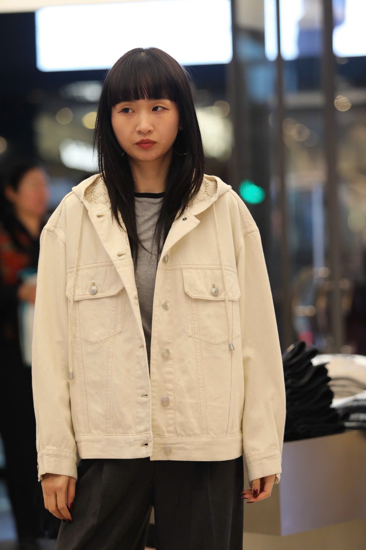  5.Áo Khoác Jean trắng mũ liền lót full logo 