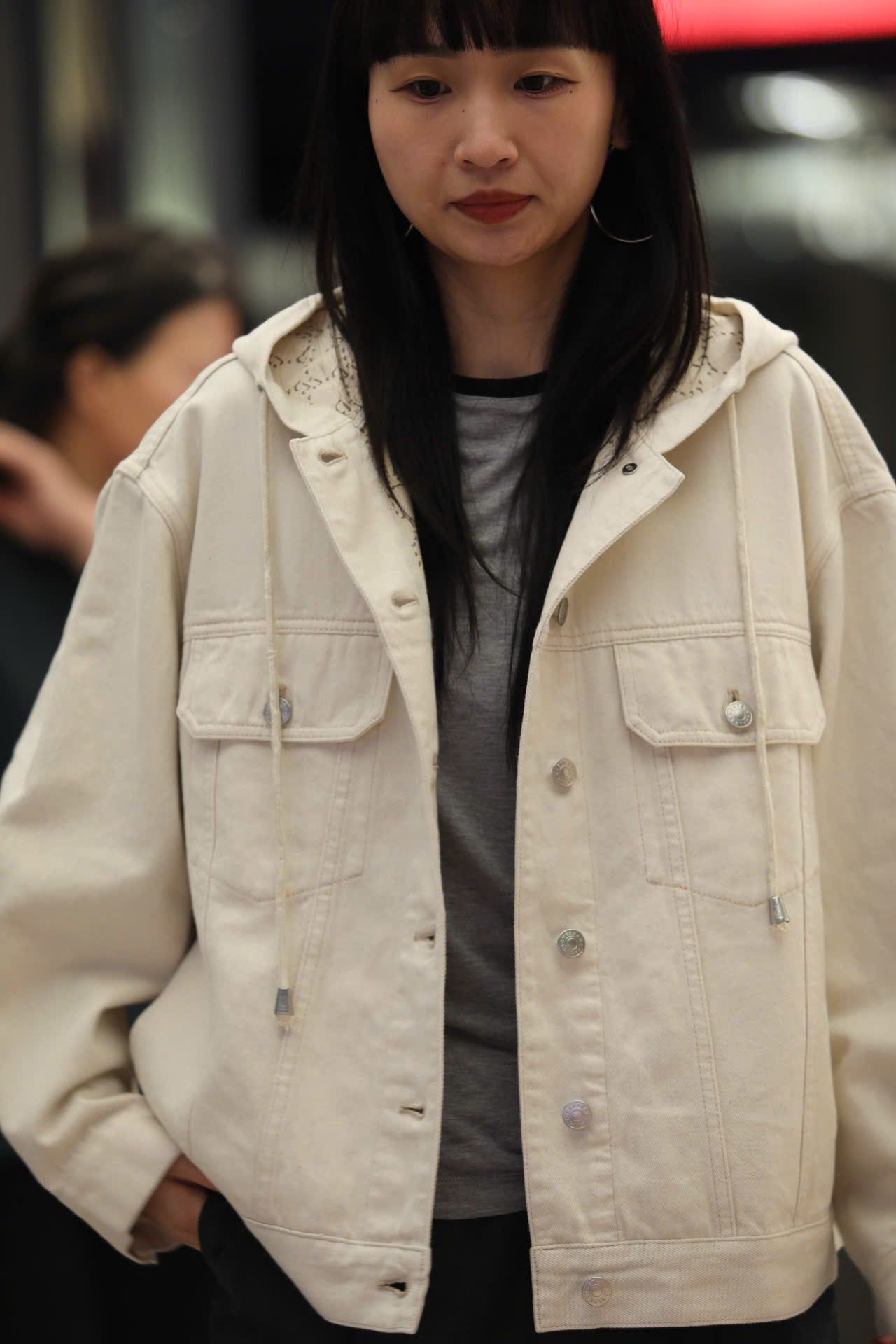  5.Áo Khoác Jean trắng mũ liền lót full logo 