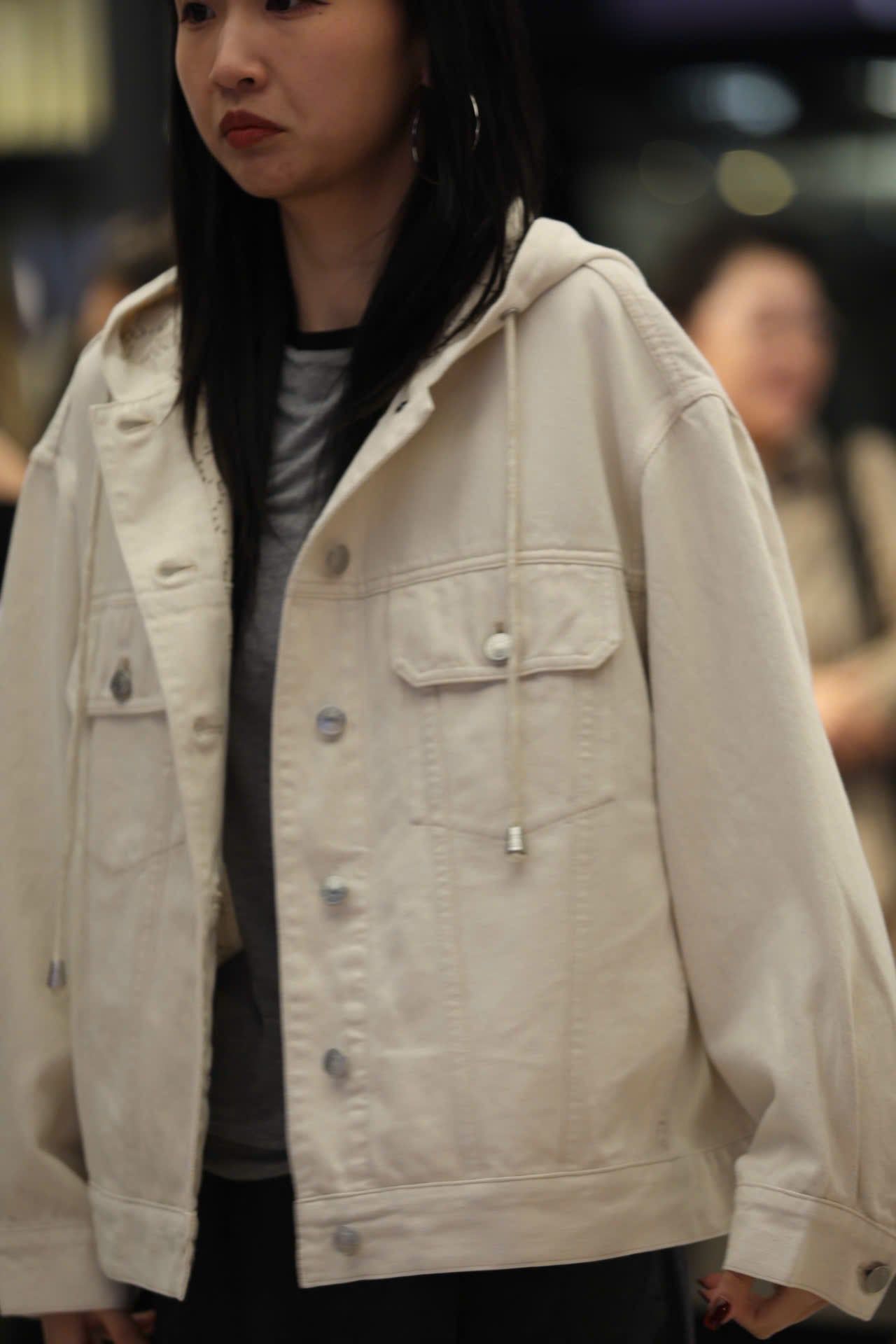  5.Áo Khoác Jean trắng mũ liền lót full logo 