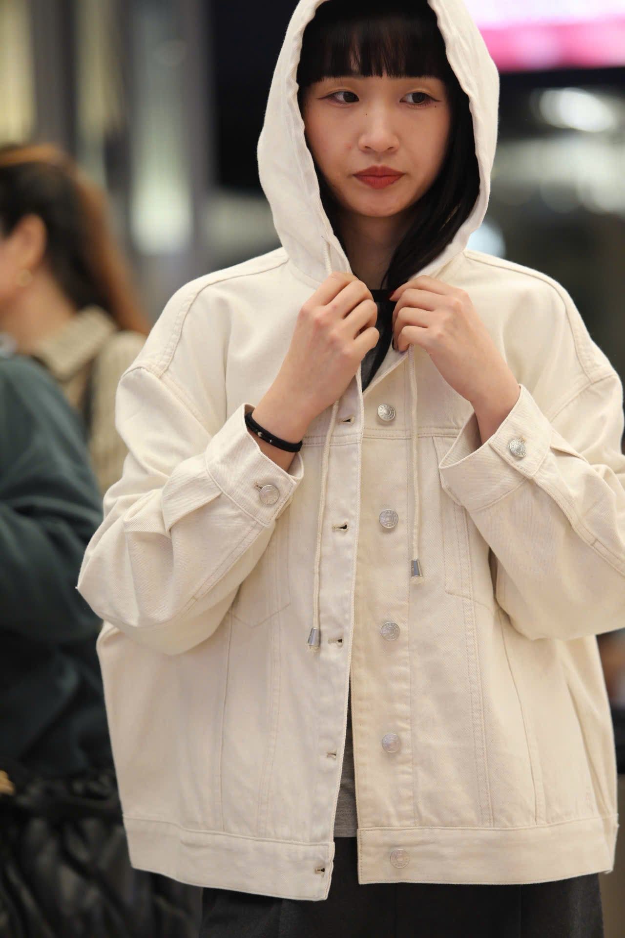  5.Áo Khoác Jean trắng mũ liền lót full logo 