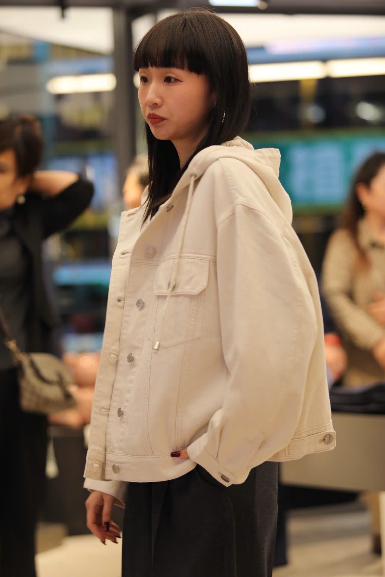  5.Áo Khoác Jean trắng mũ liền lót full logo 