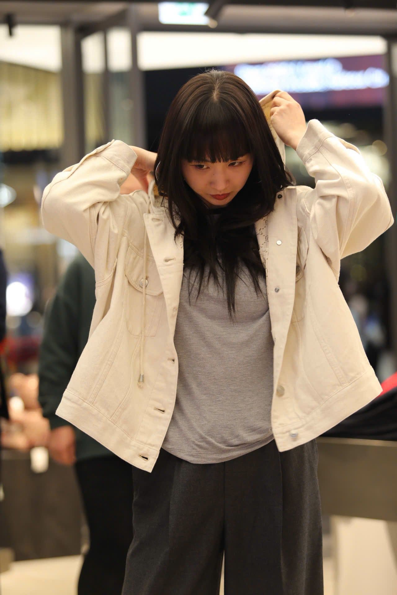  5.Áo Khoác Jean trắng mũ liền lót full logo 