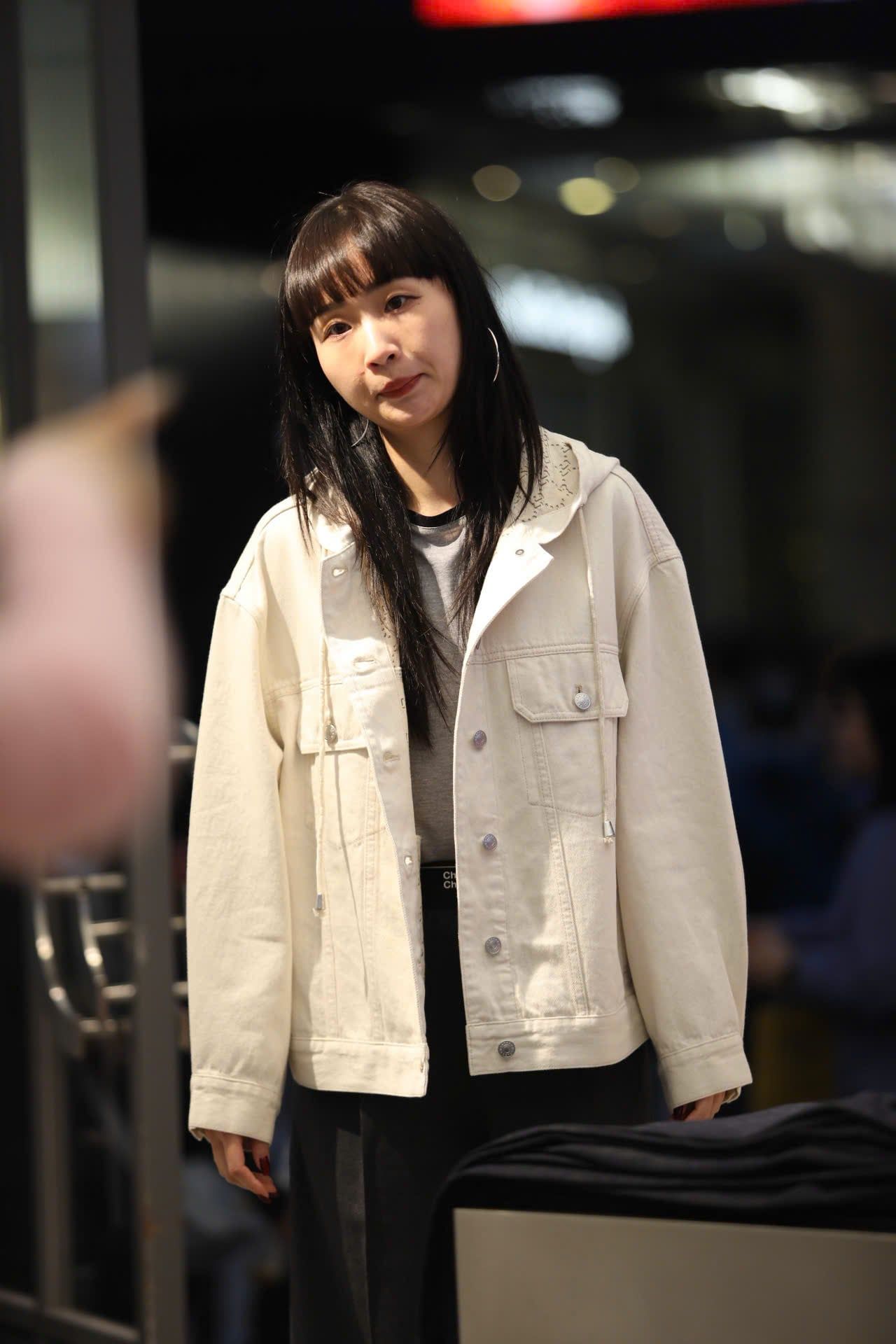  5.Áo Khoác Jean trắng mũ liền lót full logo 