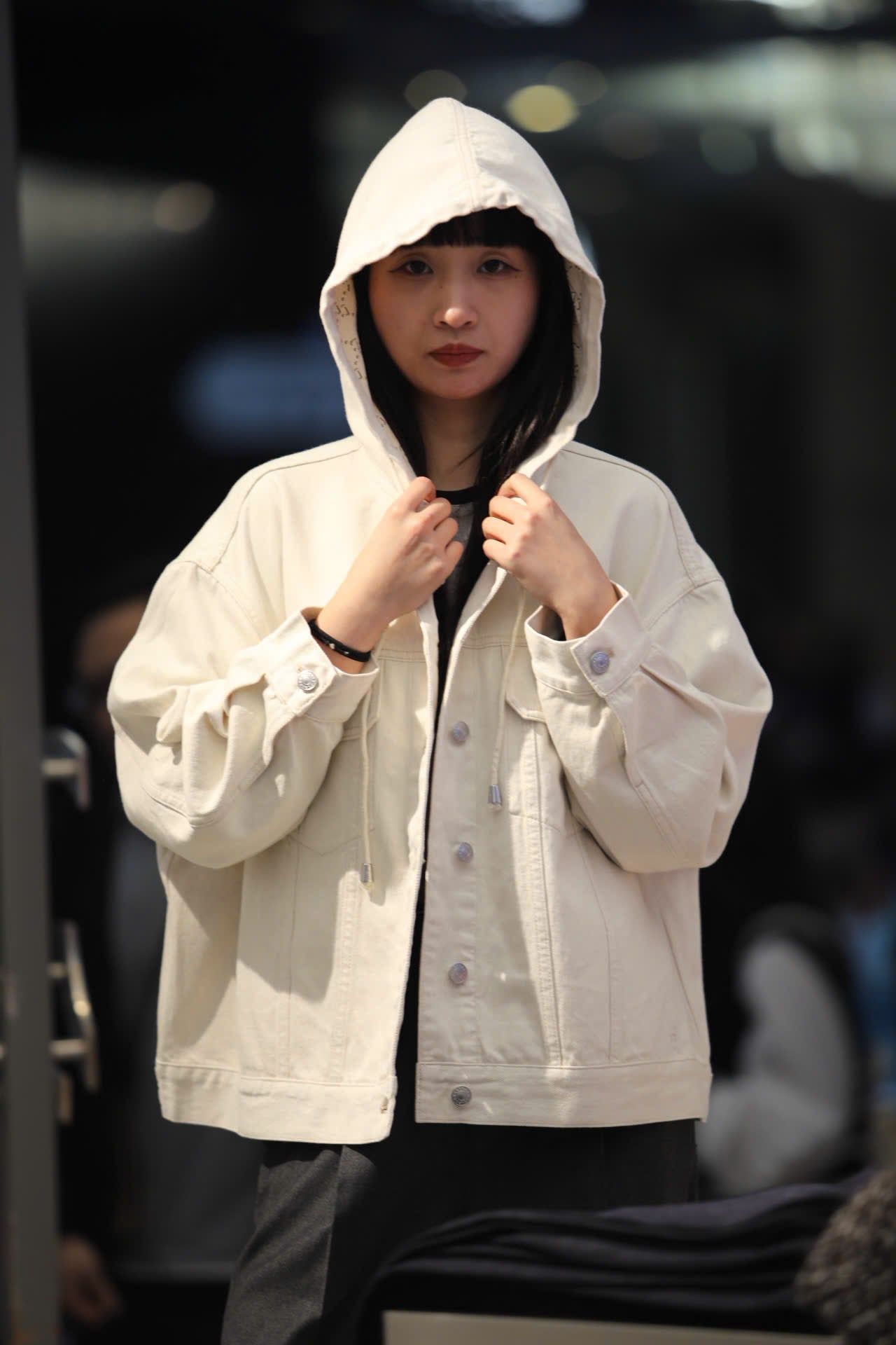  5.Áo Khoác Jean trắng mũ liền lót full logo 