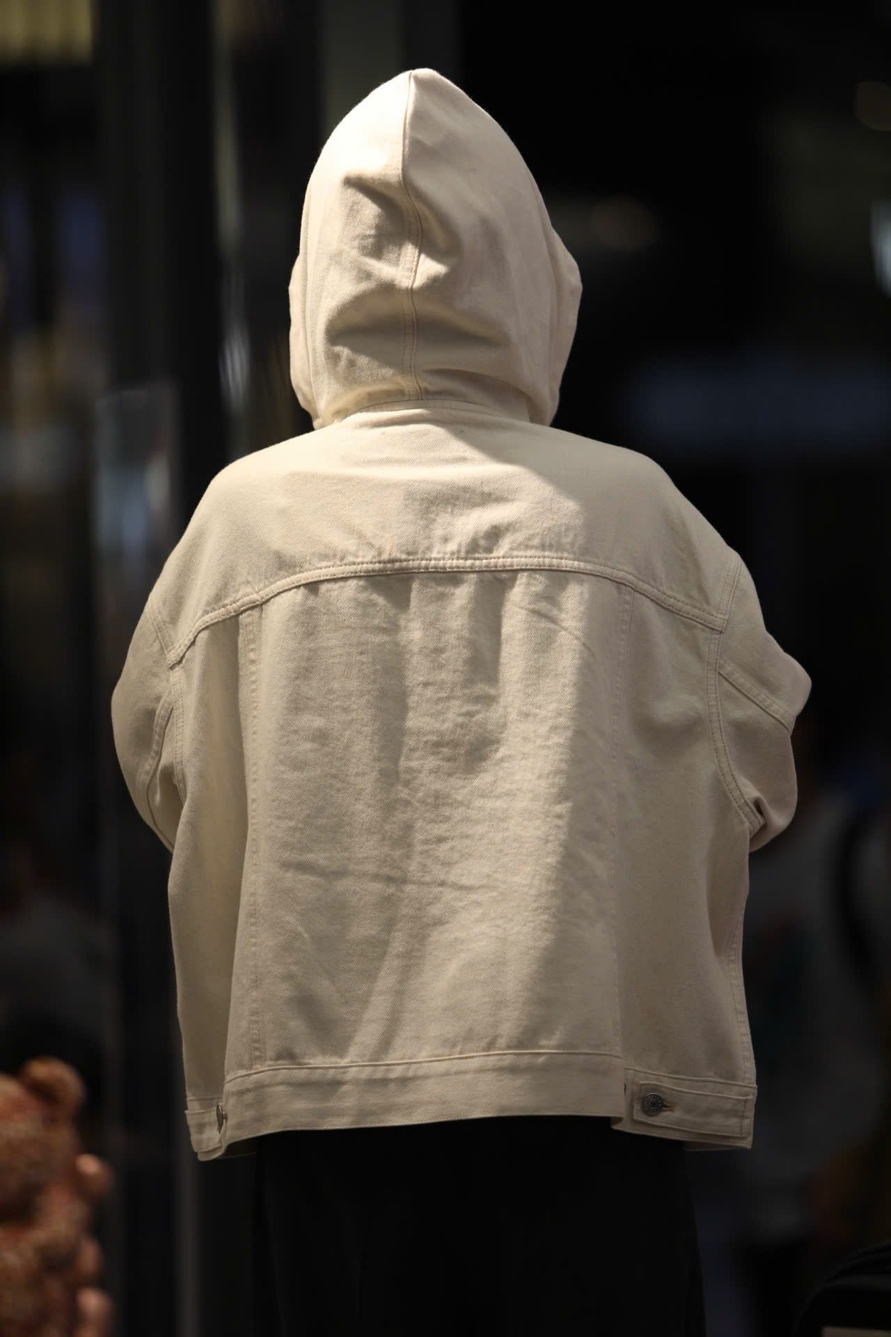  5.Áo Khoác Jean trắng mũ liền lót full logo 