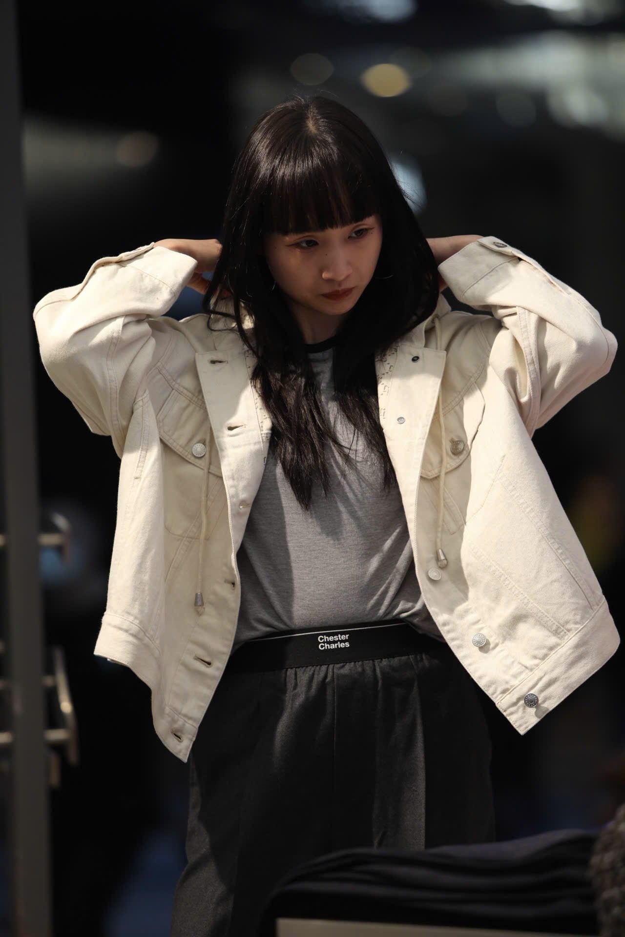  5.Áo Khoác Jean trắng mũ liền lót full logo 