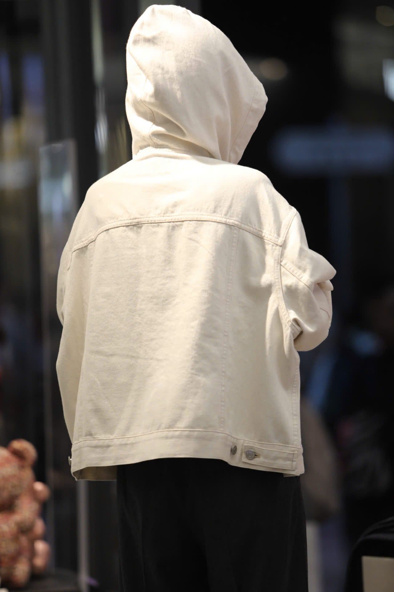  5.Áo Khoác Jean trắng mũ liền lót full logo 