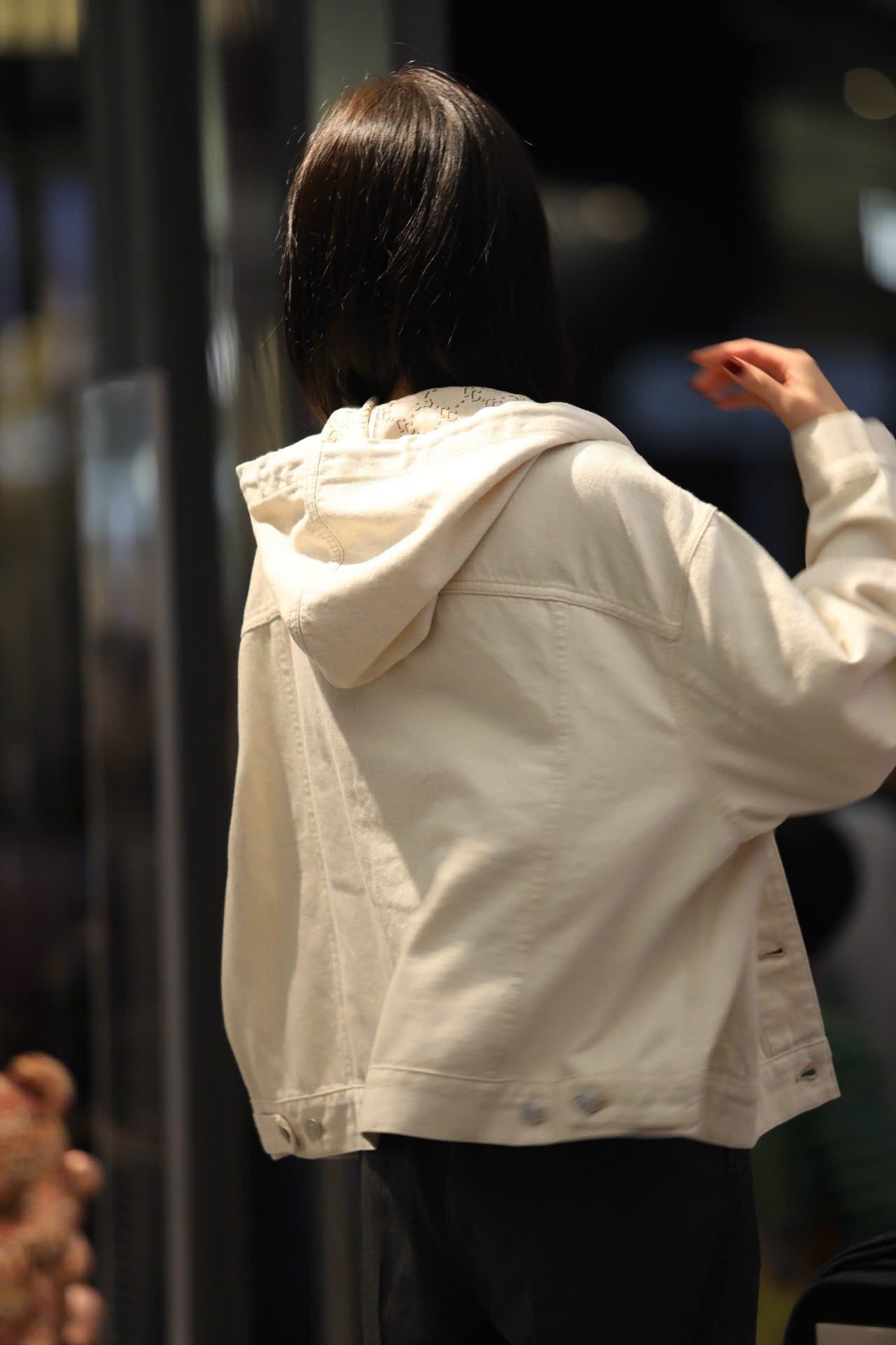  5.Áo Khoác Jean trắng mũ liền lót full logo 