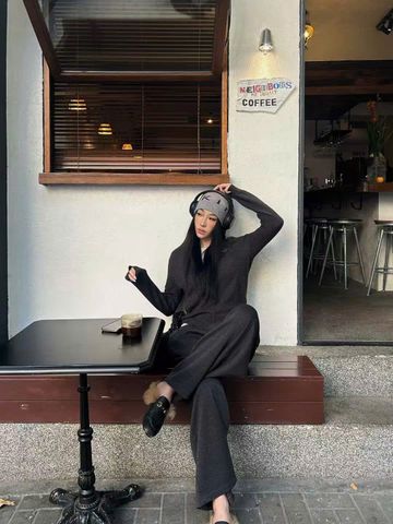  2.Áo khoác len xám có mũ - kéo khóa 