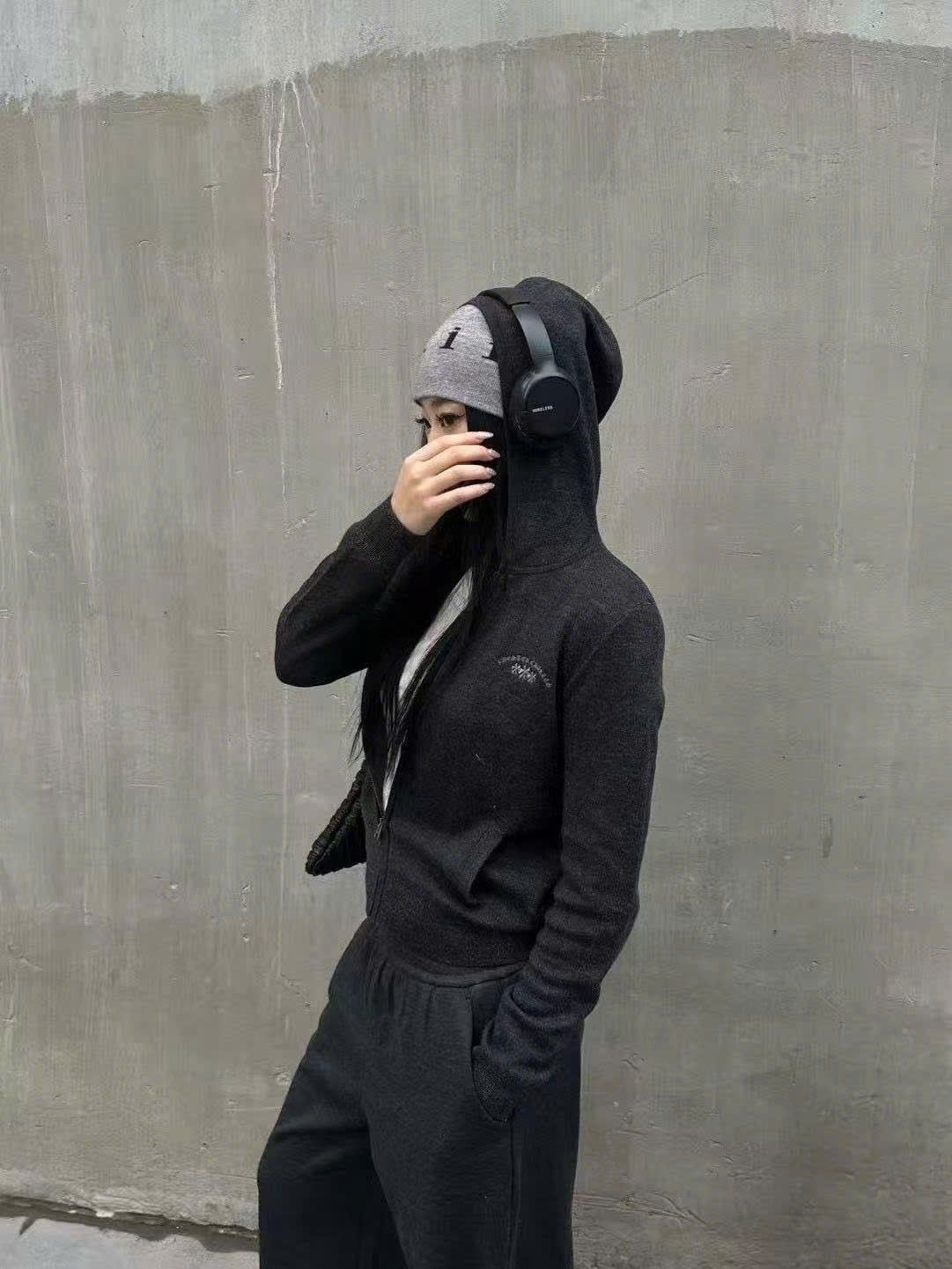  2.Áo khoác len xám có mũ - kéo khóa 