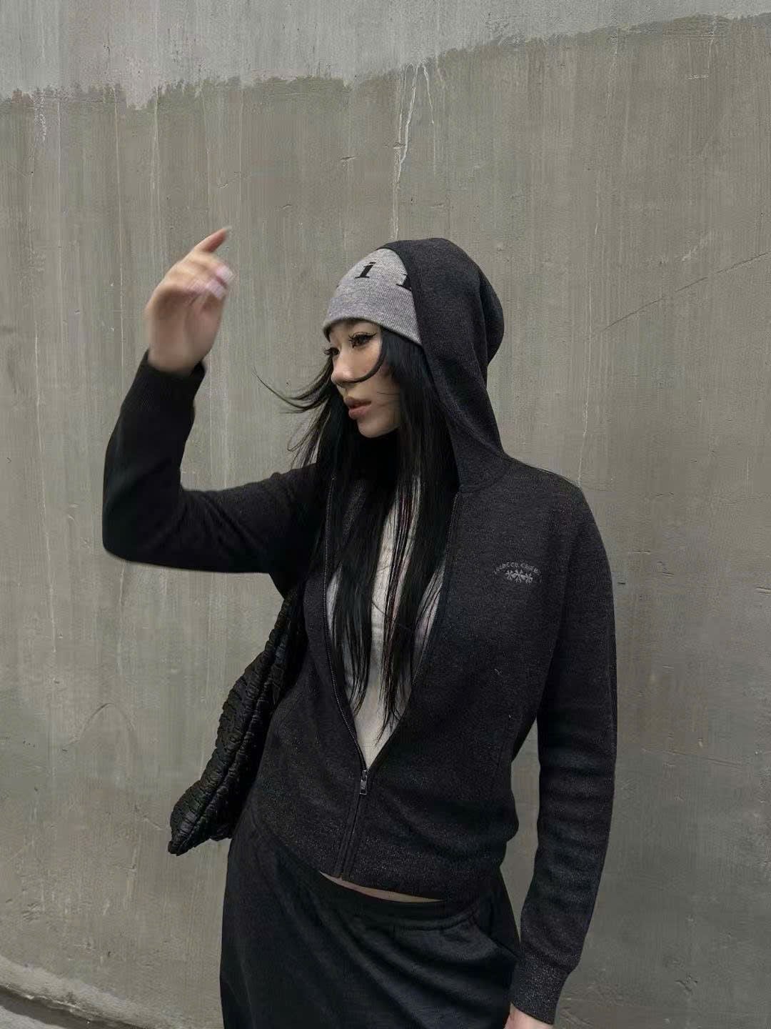  2.Áo khoác len xám có mũ - kéo khóa 