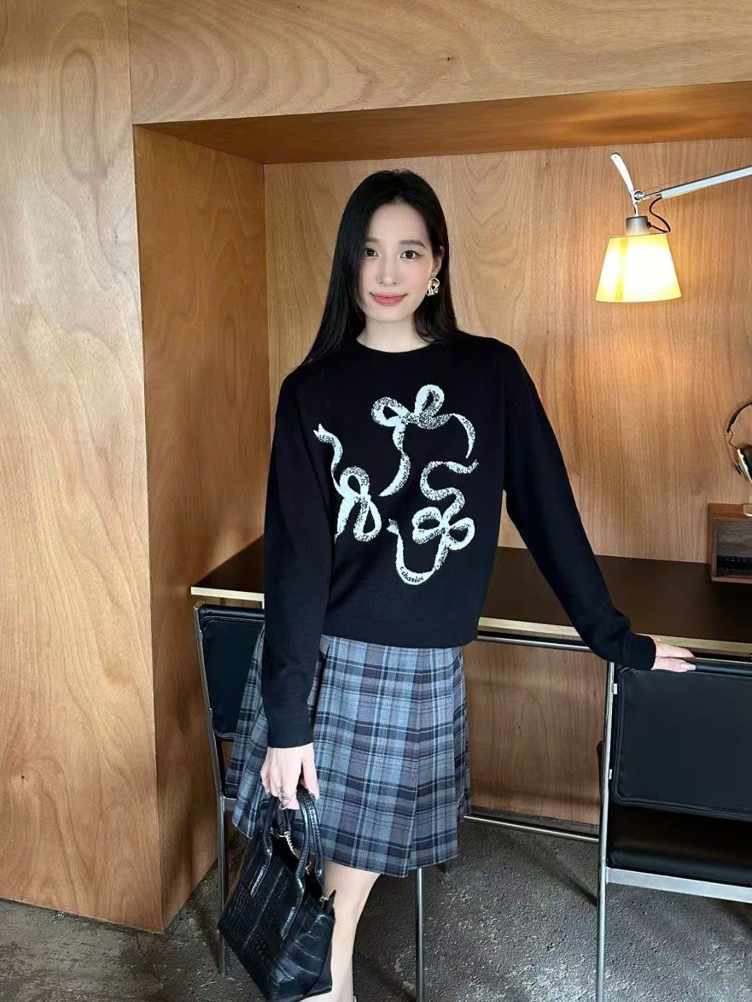  Chân váy ngắn kẻ tím xám, kèm Belt da 