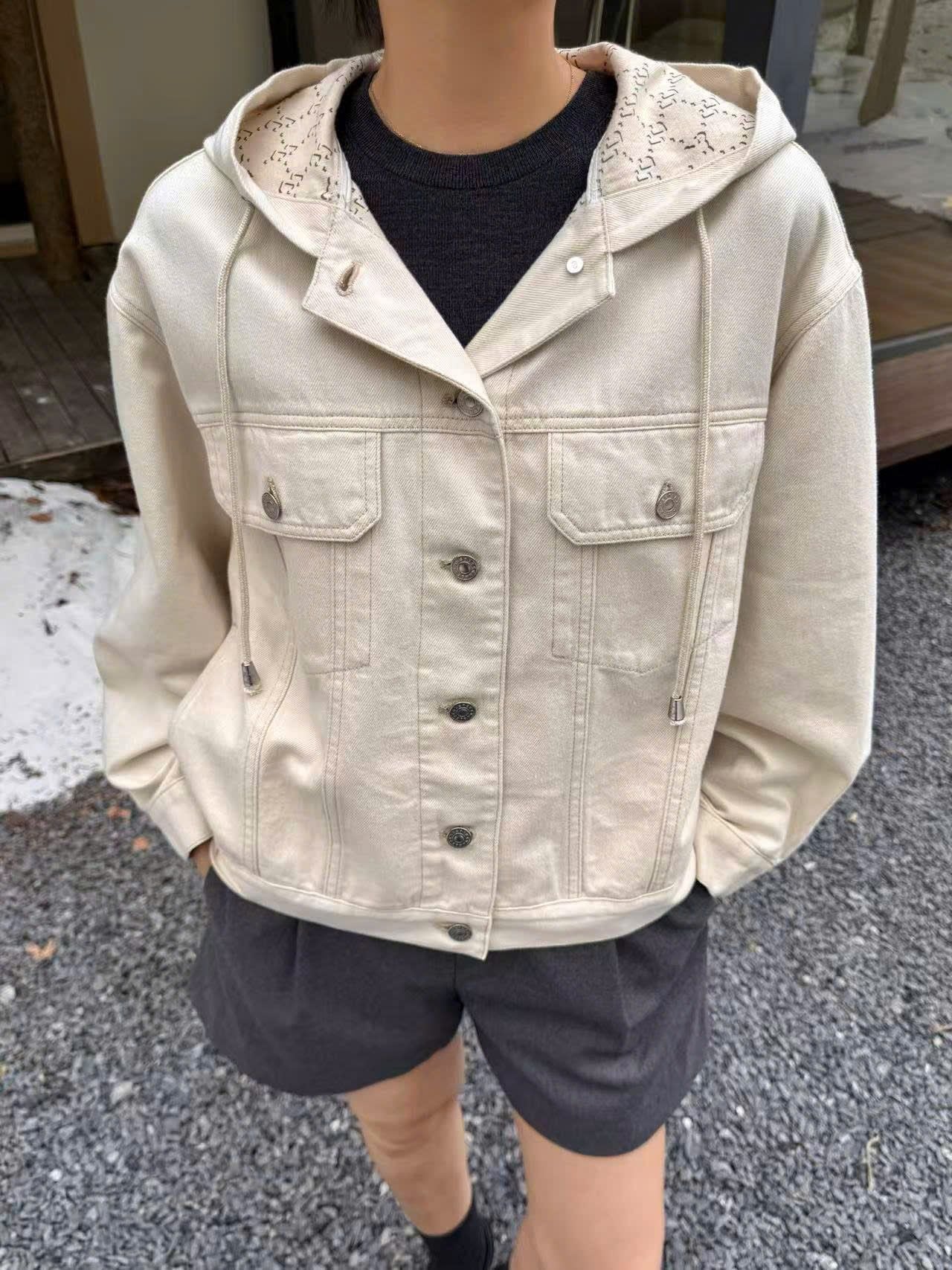  5.Áo Khoác Jean trắng mũ liền lót full logo 