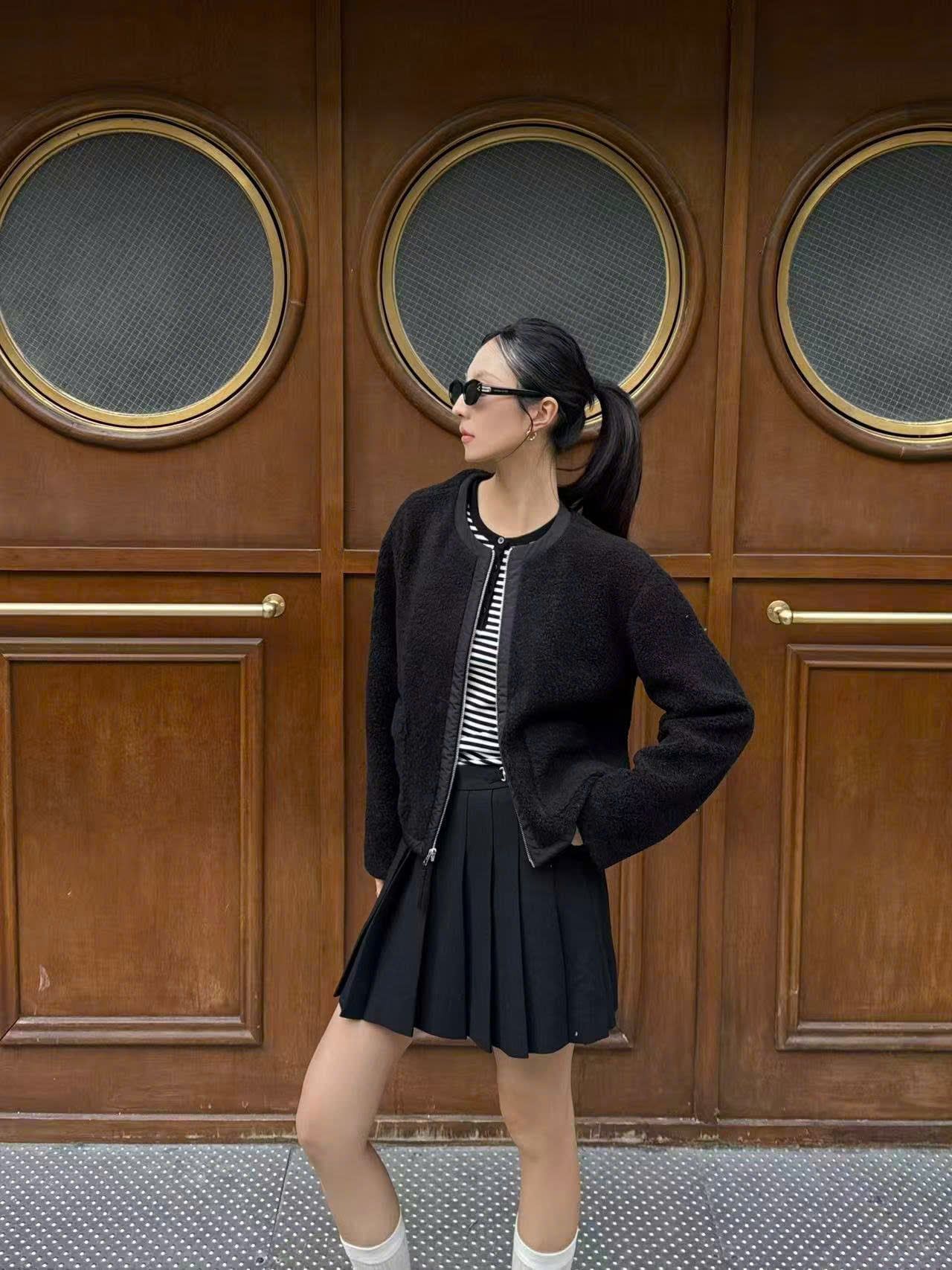  Áo khoác bông đen khóa zip viền da 