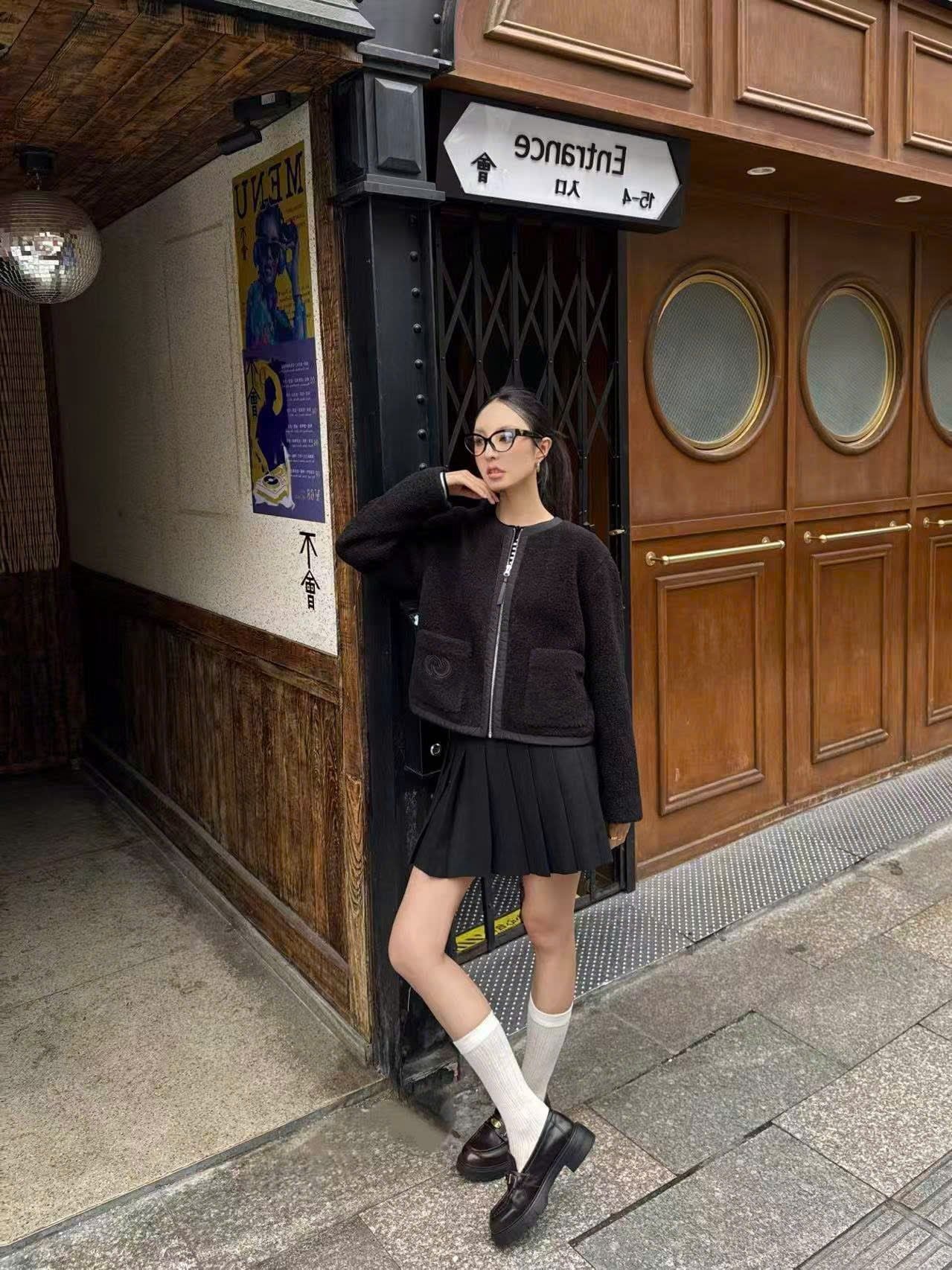  Áo khoác bông đen khóa zip viền da 