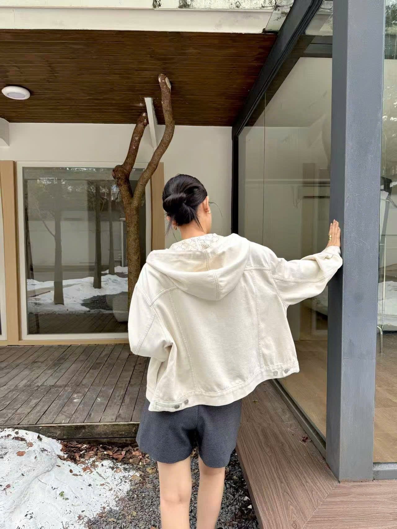  5.Áo Khoác Jean trắng mũ liền lót full logo 