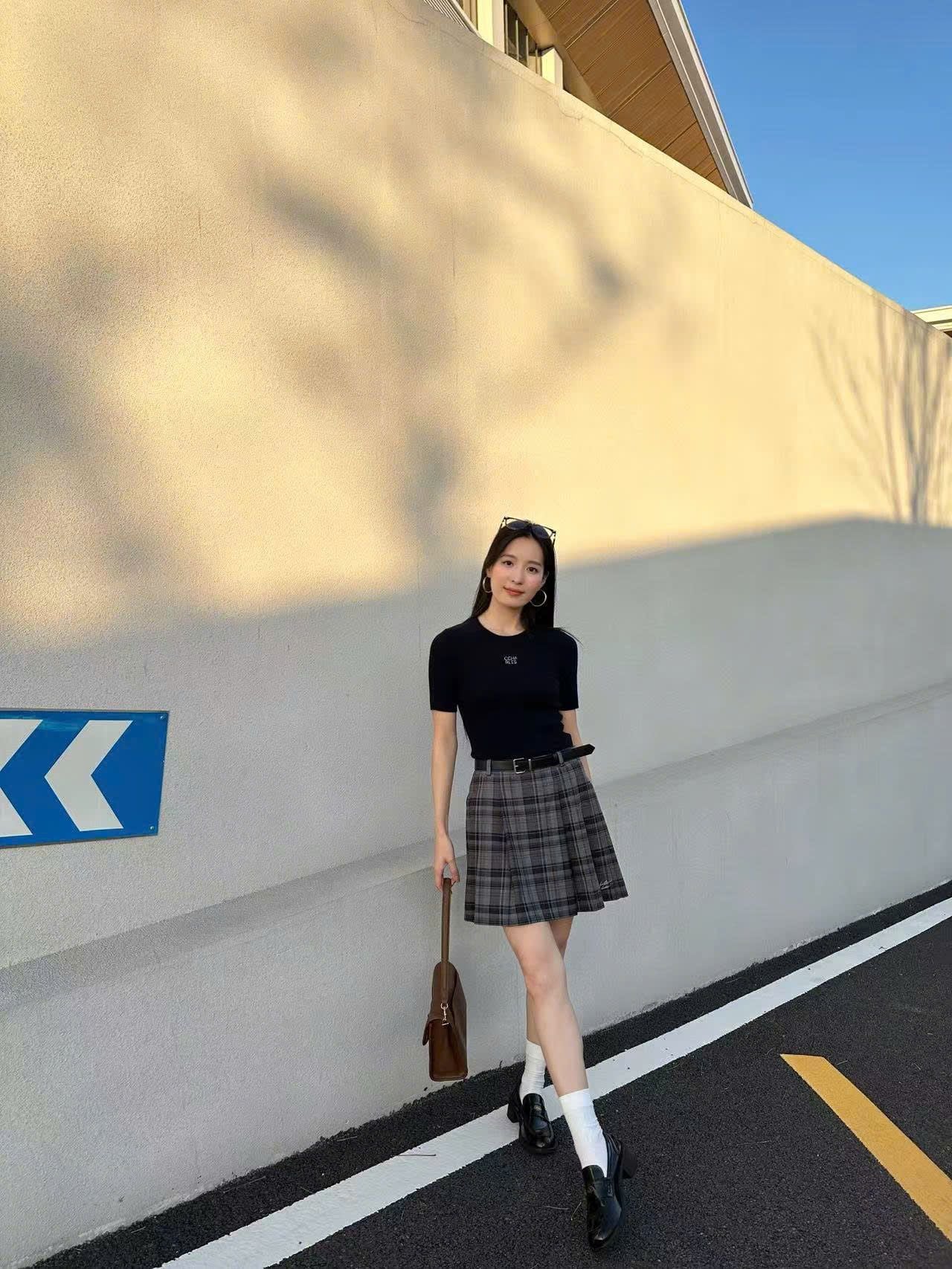  Chân váy ngắn kẻ tím xám, kèm Belt da 