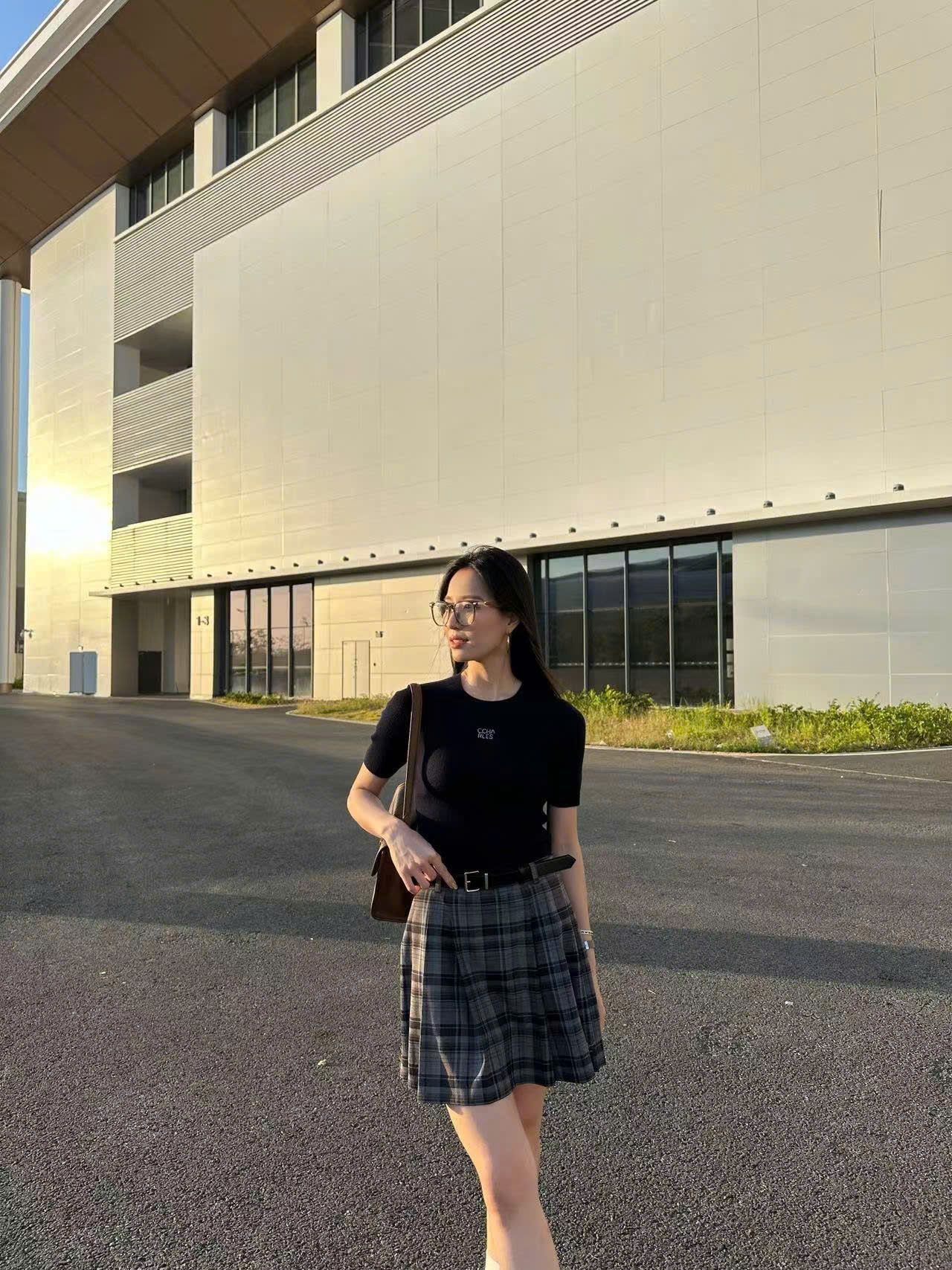  Chân váy ngắn kẻ tím xám, kèm Belt da 