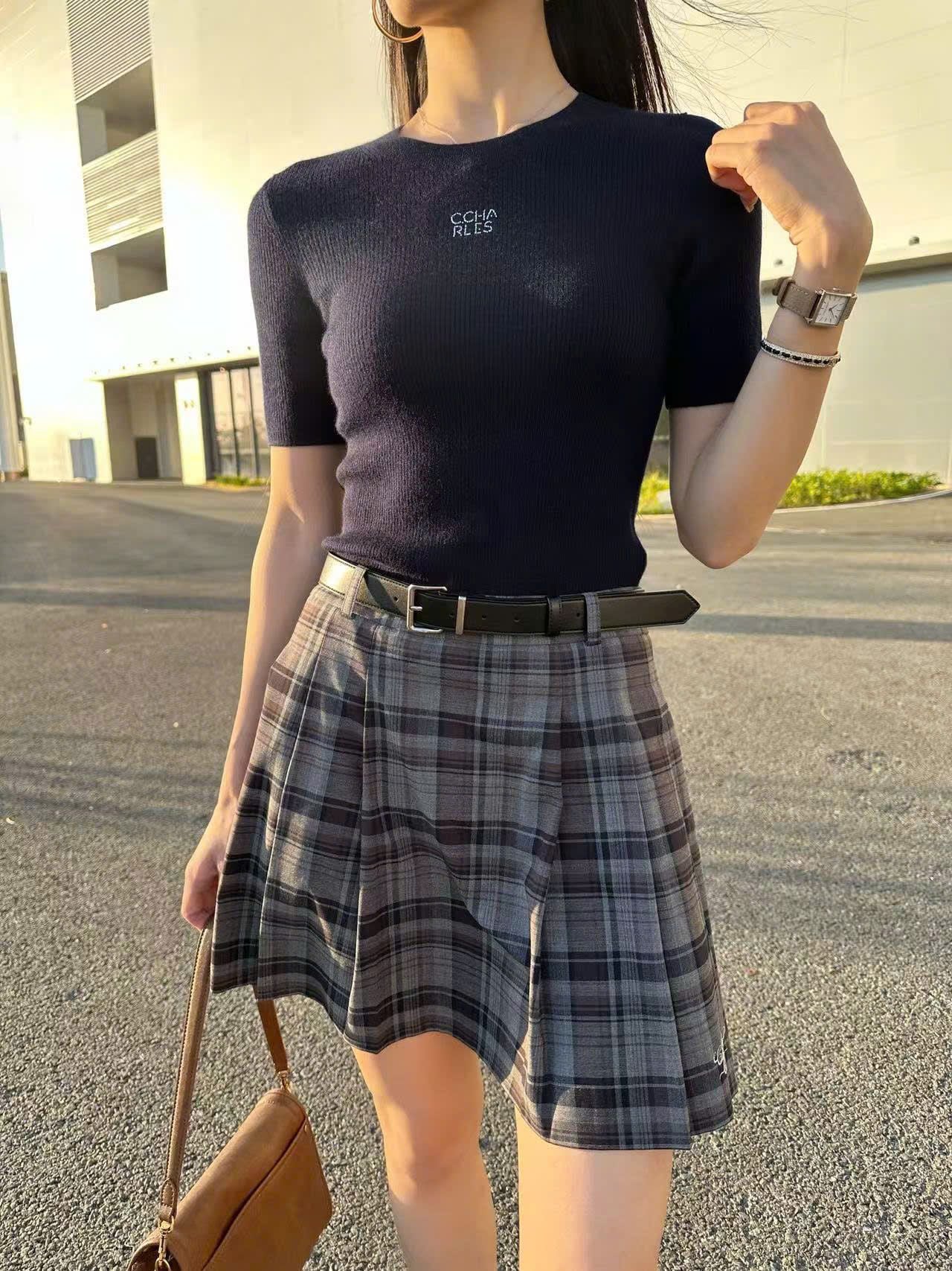  Chân váy ngắn kẻ tím xám, kèm Belt da 