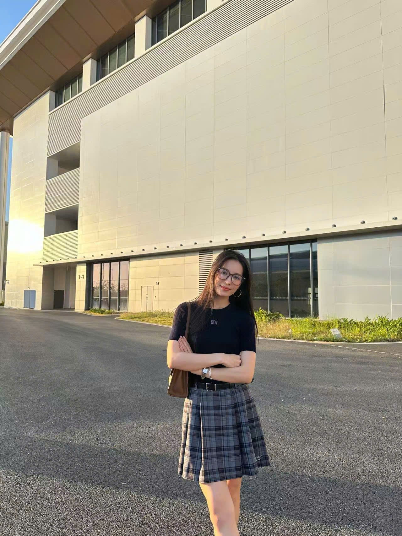  Chân váy ngắn kẻ tím xám, kèm Belt da 