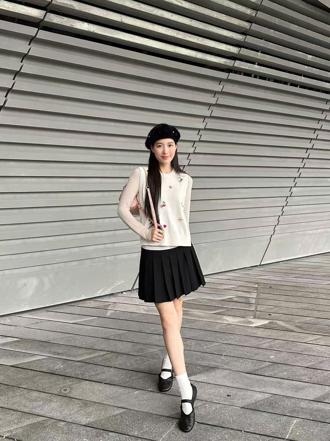  Áo gile trắng tim đỏ đính đá -xẻ tà 