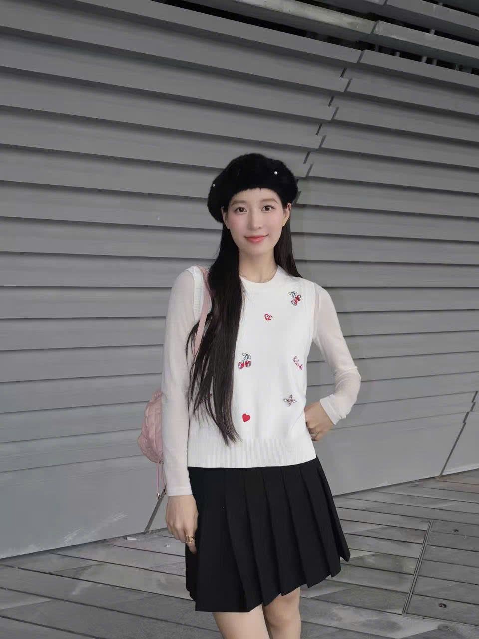  Áo gile trắng tim đỏ đính đá -xẻ tà 