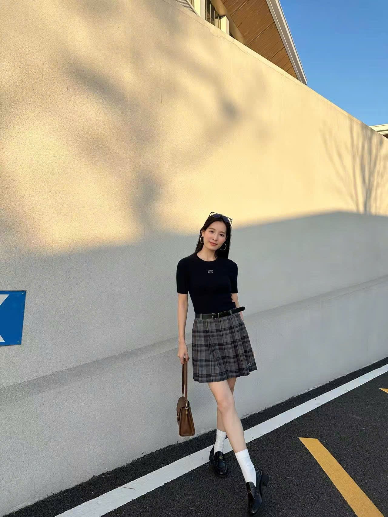  Chân váy ngắn kẻ tím xám, kèm Belt da 