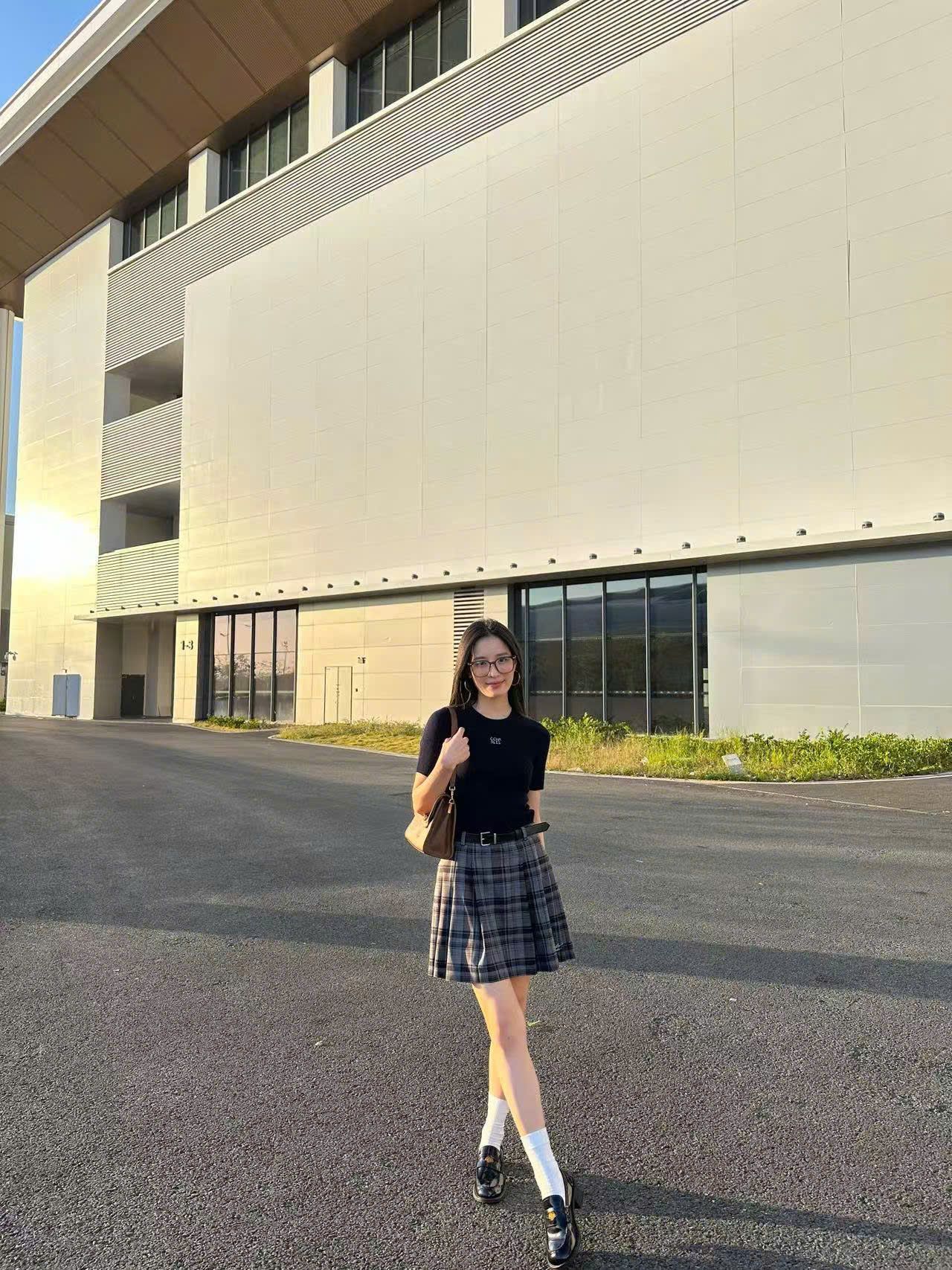  Chân váy ngắn kẻ tím xám, kèm Belt da 