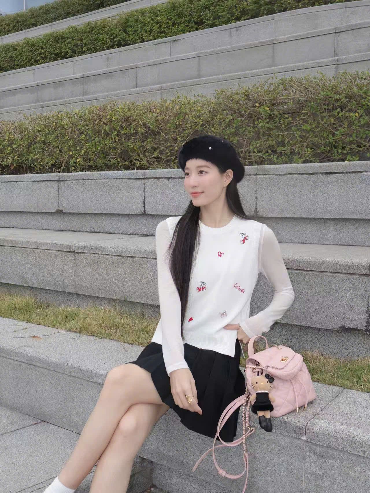  Áo gile trắng tim đỏ đính đá -xẻ tà 