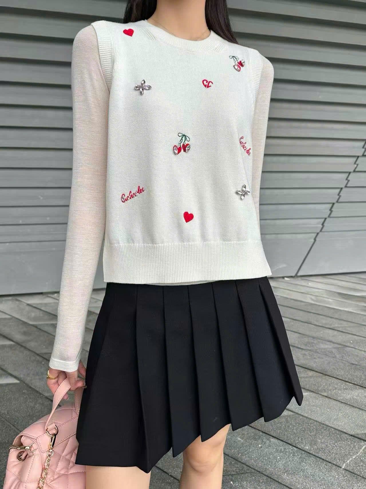  Áo gile trắng tim đỏ đính đá -xẻ tà 