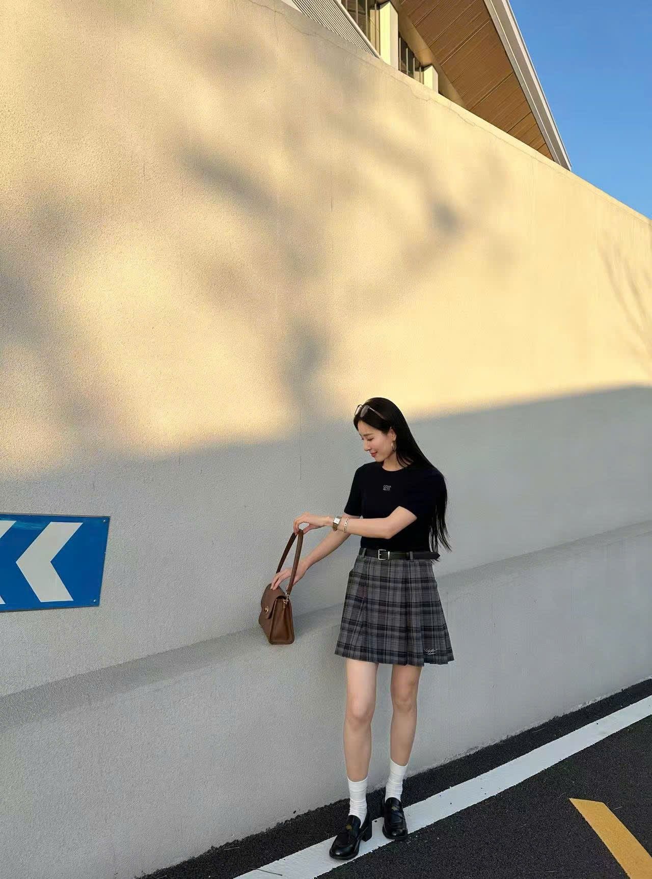  Chân váy ngắn kẻ tím xám, kèm Belt da 