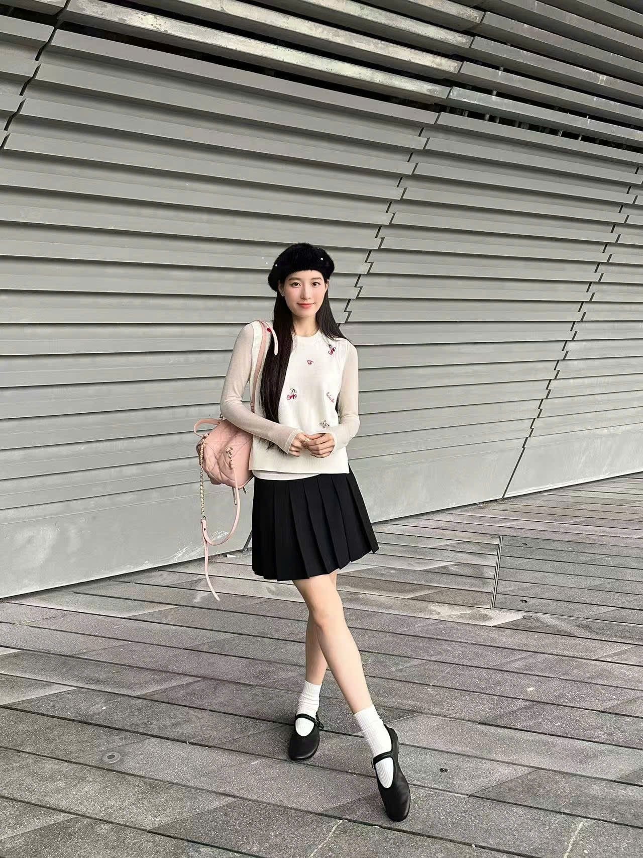  Áo gile trắng tim đỏ đính đá -xẻ tà 