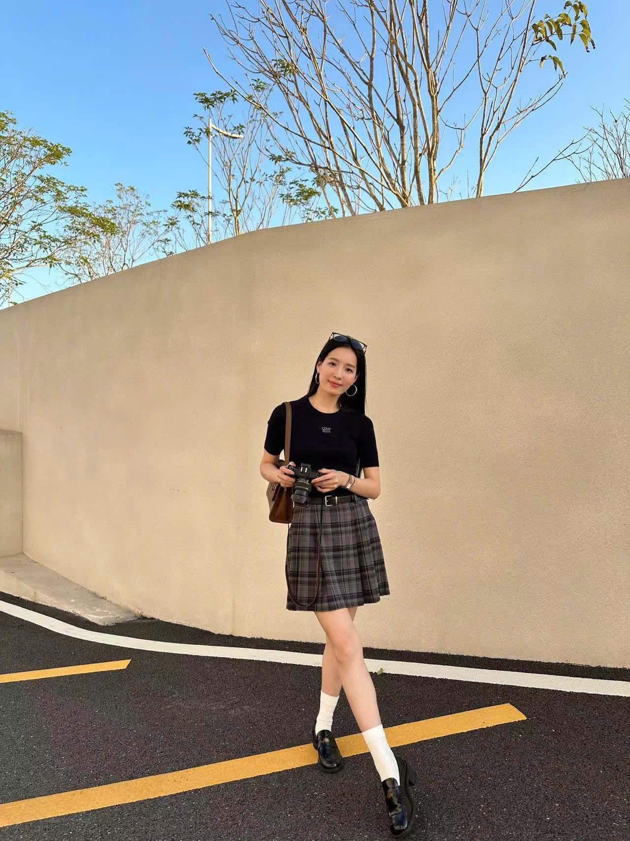  Chân váy ngắn kẻ tím xám, kèm Belt da 