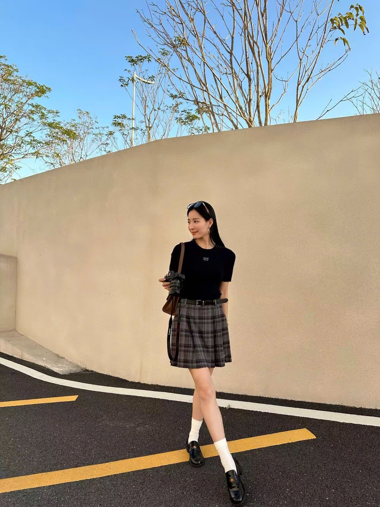  Chân váy ngắn kẻ tím xám, kèm Belt da 