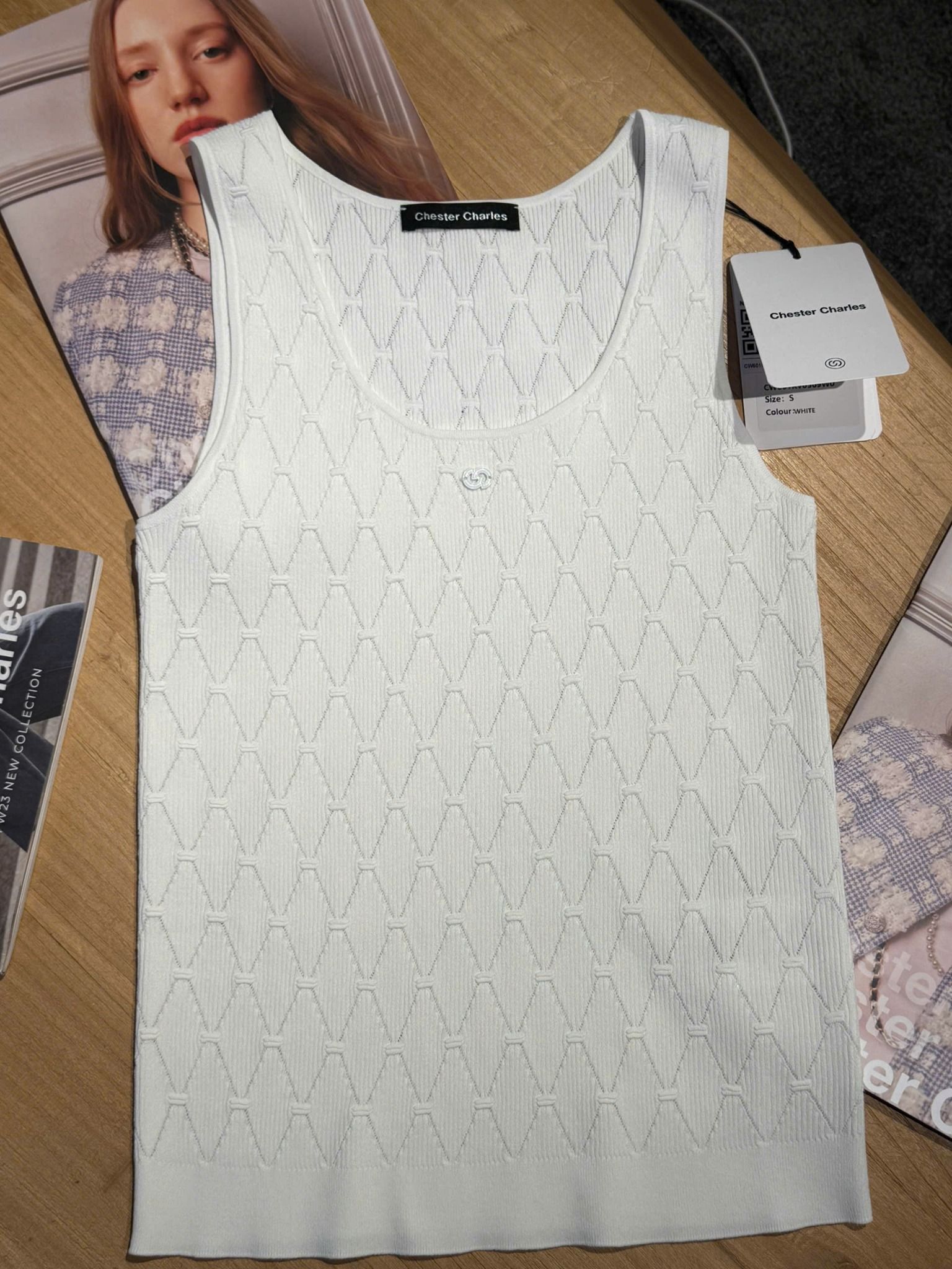  Áo tanktop trắng -họa tiết hình thoi 